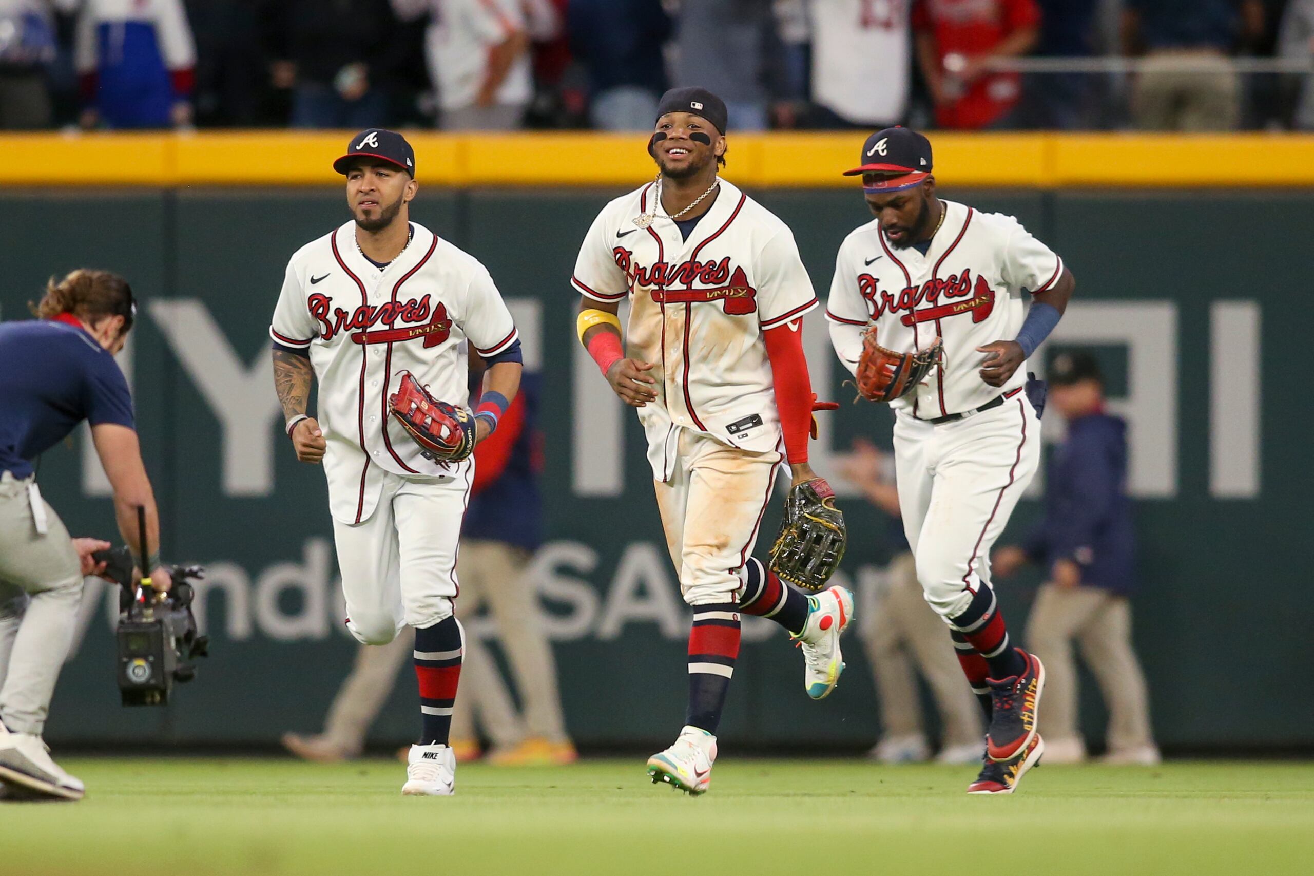 Eddie Rosario, a la izquierda, acompañado por Ronald Acuna Jr. y Michael Harris II componen un sólido trío de guardabosques en Atlanta.