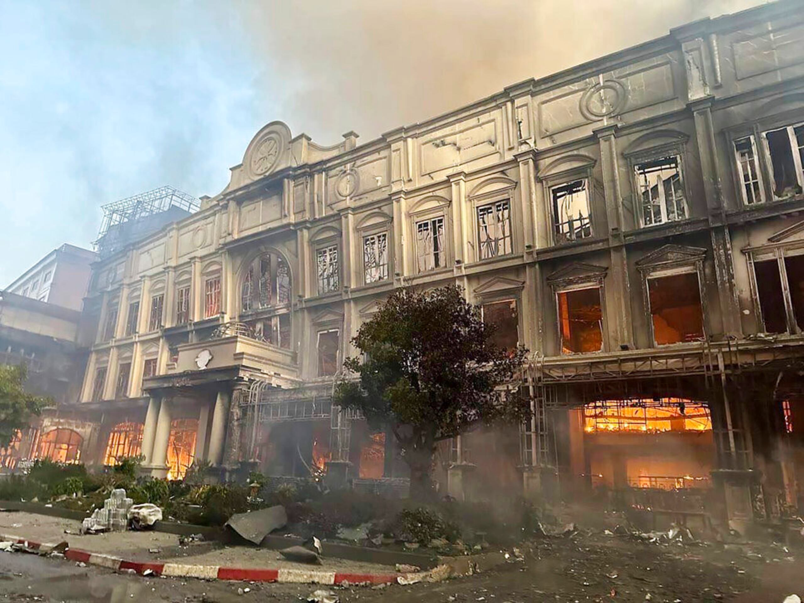 El incendio, que comenzó el miércoles a la medianoche, finalmente fue apagado el jueves a las dos de la tarde.