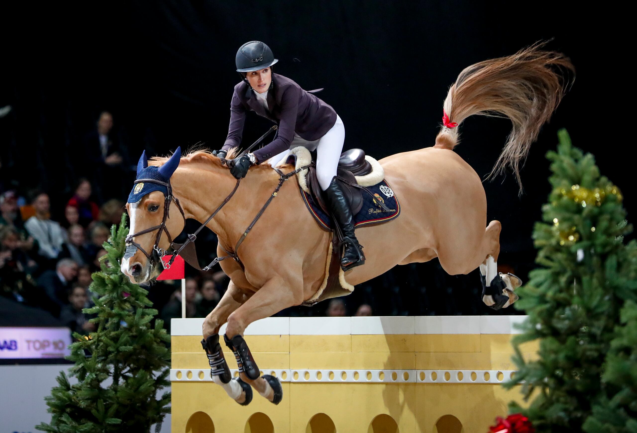 ARCHIVO - Jessica Springsteen monta a Volage du Val Henry en el Salón Internacional del Caballo de Suecia, en Solna, Suecia, el 1 de diciembre de 2019. La hija del rockero Bruce Springsteen y la cantautora Patti Scialfa fue seleccionada como una de cuatro jinetes del equipo de salto de Estados Unidos que competirá en los Juegos Olímpicos de Tokio. (Christine Olsson/TT vía AP, Archivo)