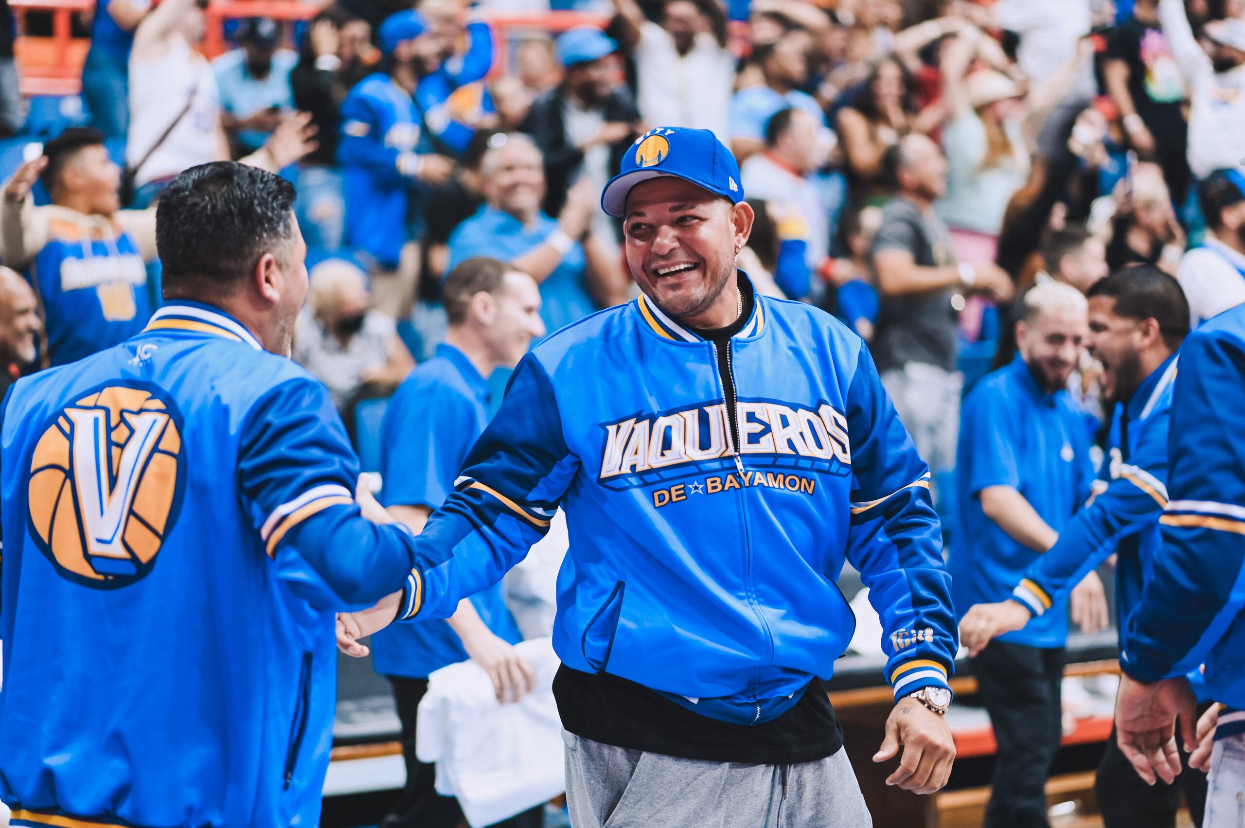 El apoderado de los Vaqueros, Yadier Molina, es todo sonrisa al cierre del partido dominical.