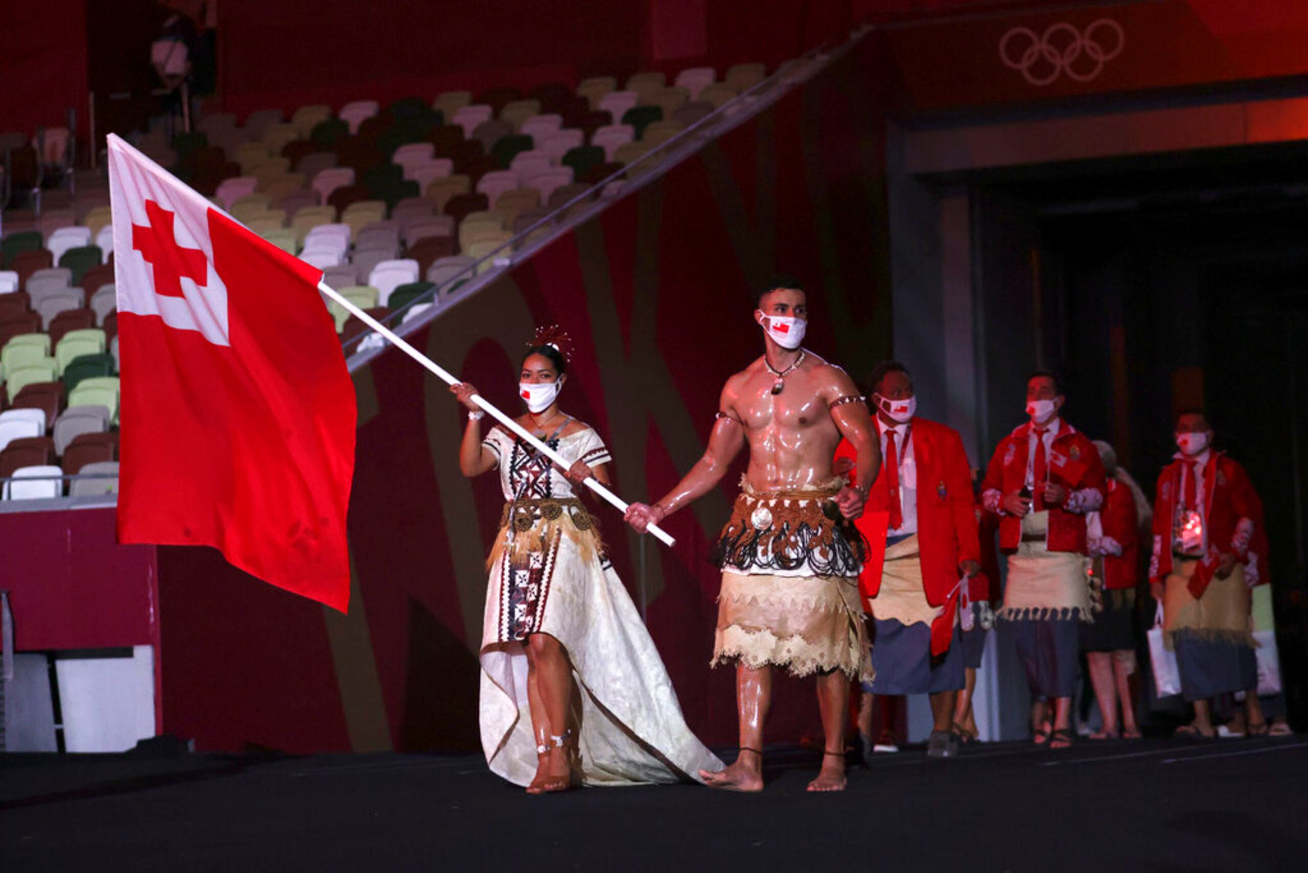 Malia Paseka y Pita Taufatofua son los abanderados de Tonga en Tokio 2020.