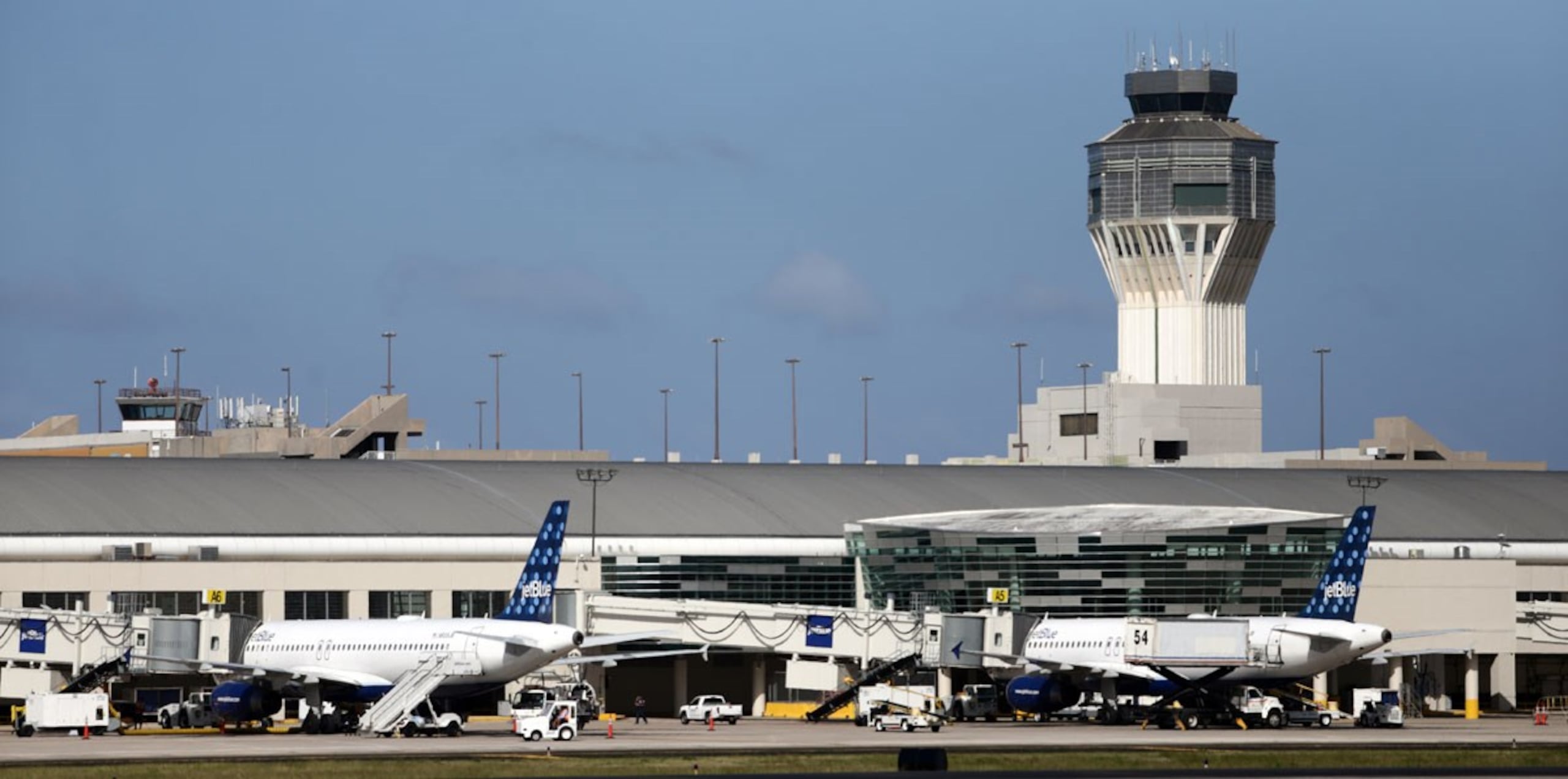 Vista de la pista del aeropuerto internacional Luis Muñoz Marín. (Archivo / GFR Media)