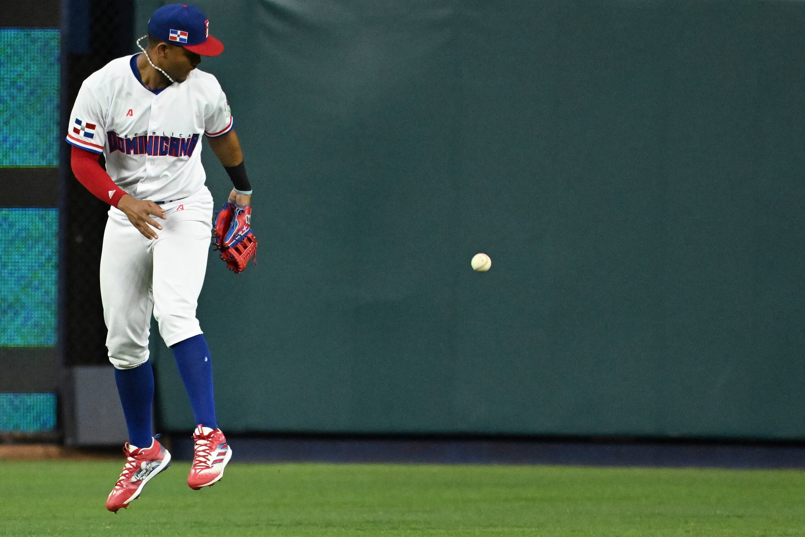 Además de haber cometido un costoso error en los jardines en un batazo de Francisco Lindor, Julio Rodríguez, Novato del Año de la Liga Americana, fue el jugador que más se ponchó en la primera ronda del Clásico con nueve K's.