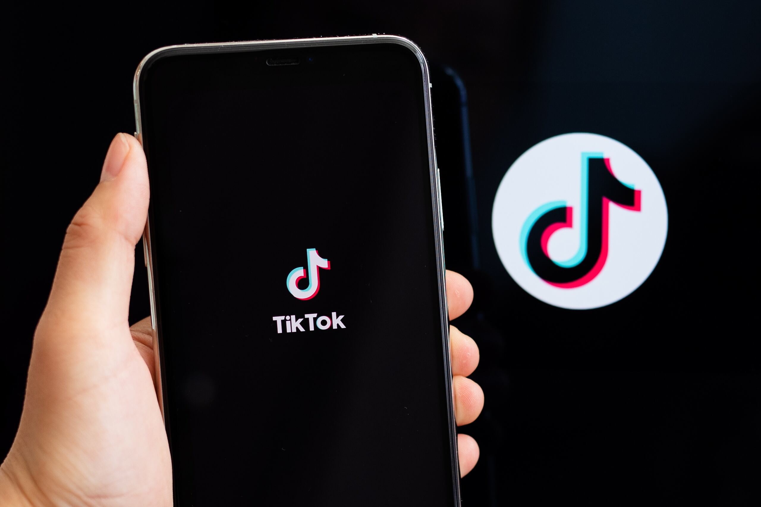 La mujer se hizo viral en TikTok luego de que fue captada en un vídeo gritándole al dueño del local.