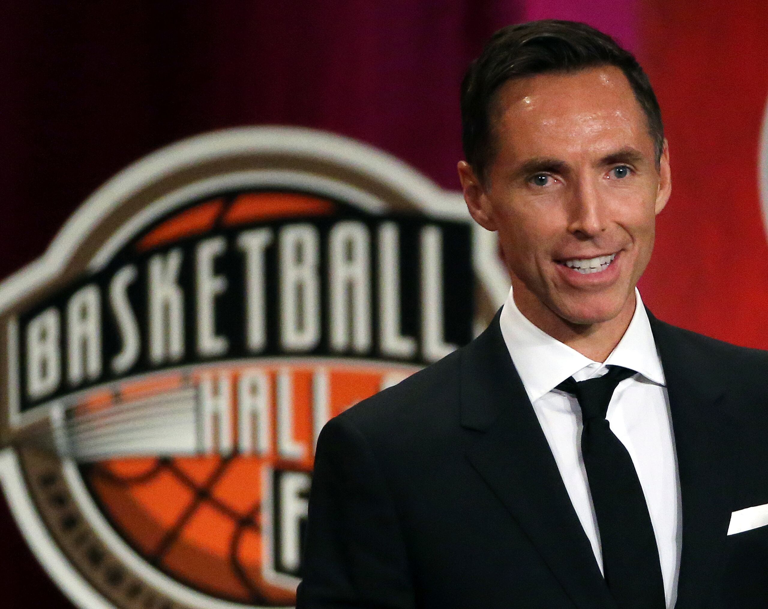 En esta foto del 7 de septiembre de 2018, aparece Steve Nash durante la ceremonia de exaltación al Salón de la Fama del baloncesto en Springfield, Massachusetts. Nash acordó el martes su salida del puesto de entrenador de los Nets de Brooklyn.