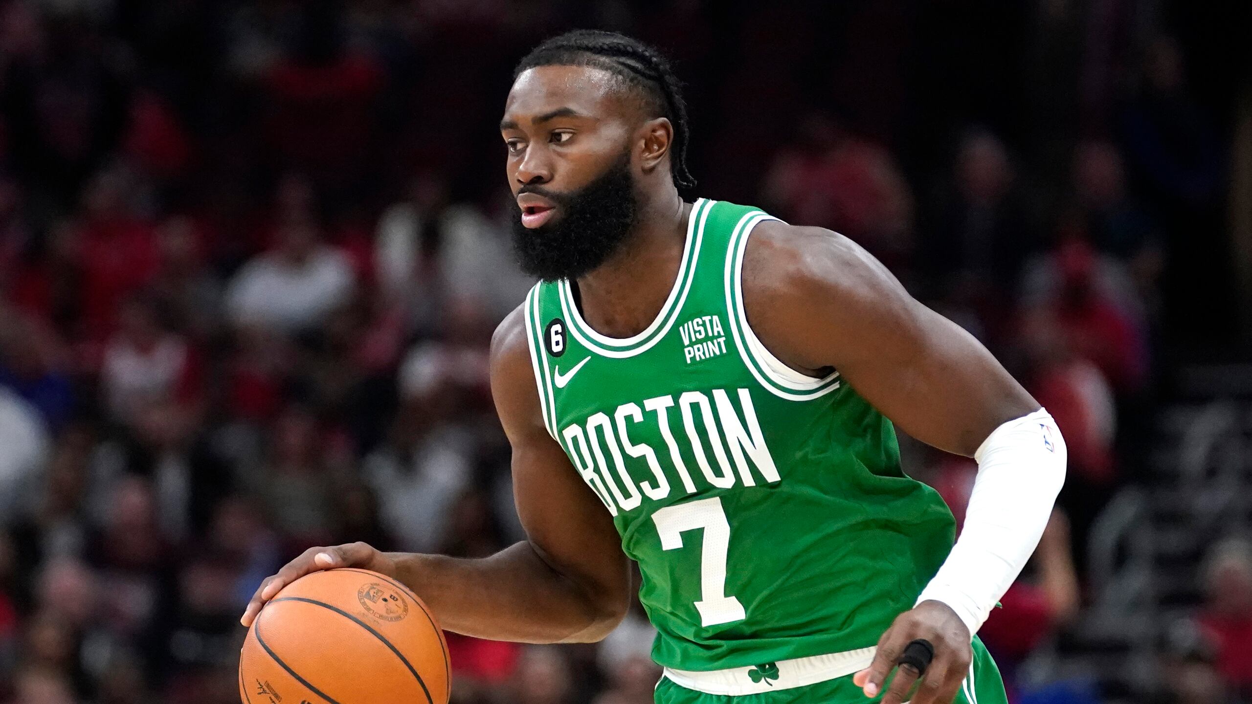 El canastero de los Celtics de Boston, Jaylen Brown, rescindió el martes el contrato que tenía con Donda Sports, grupo dirigido por el artista urbano Kanye West, el mismo día que Adidas se alejó de West debido a sus controversiales comentarios públicos.