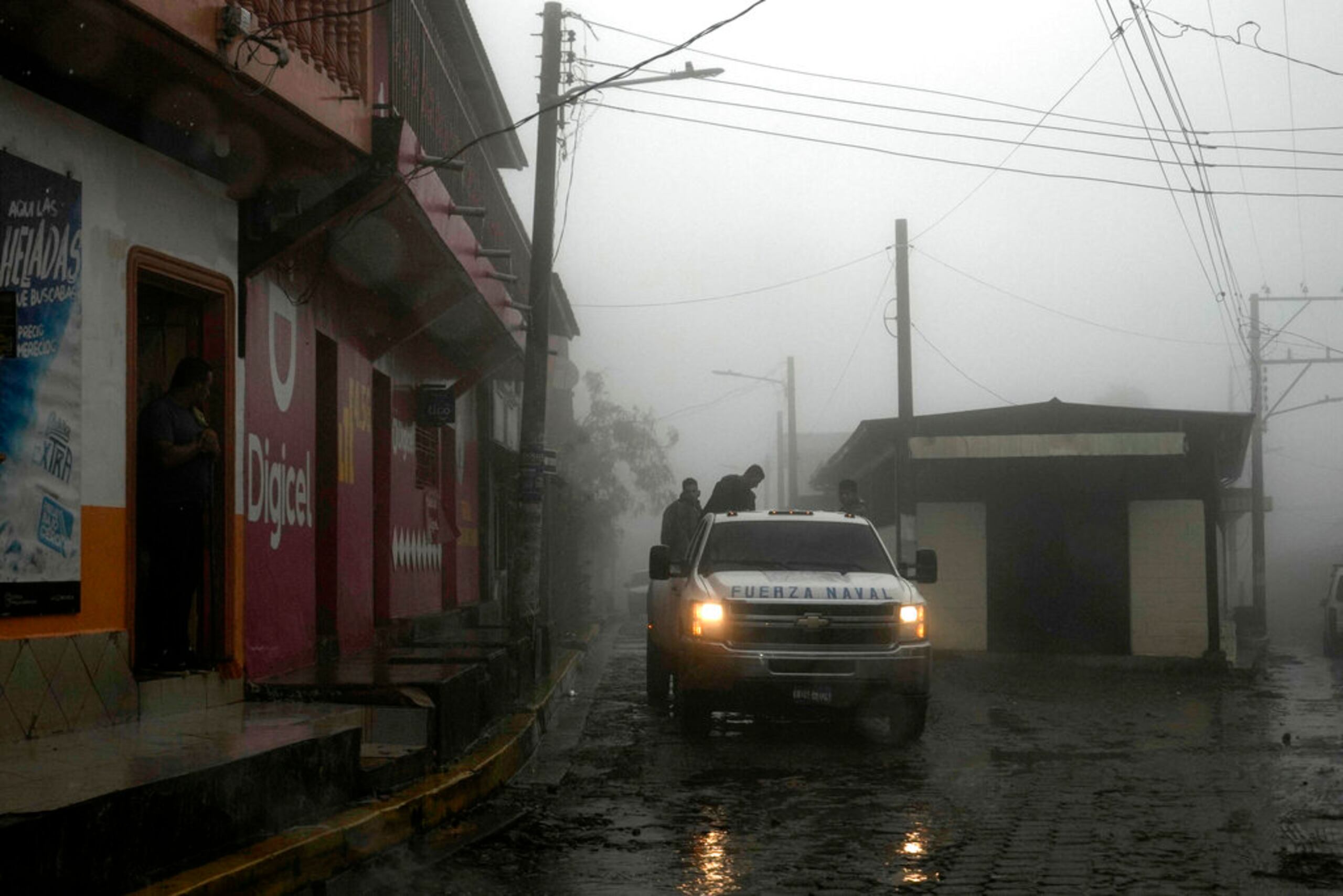 Soldados llegan a un área afectada por la lluvia en Comasagua, El Salvador, el 10 de octubre de 2022.