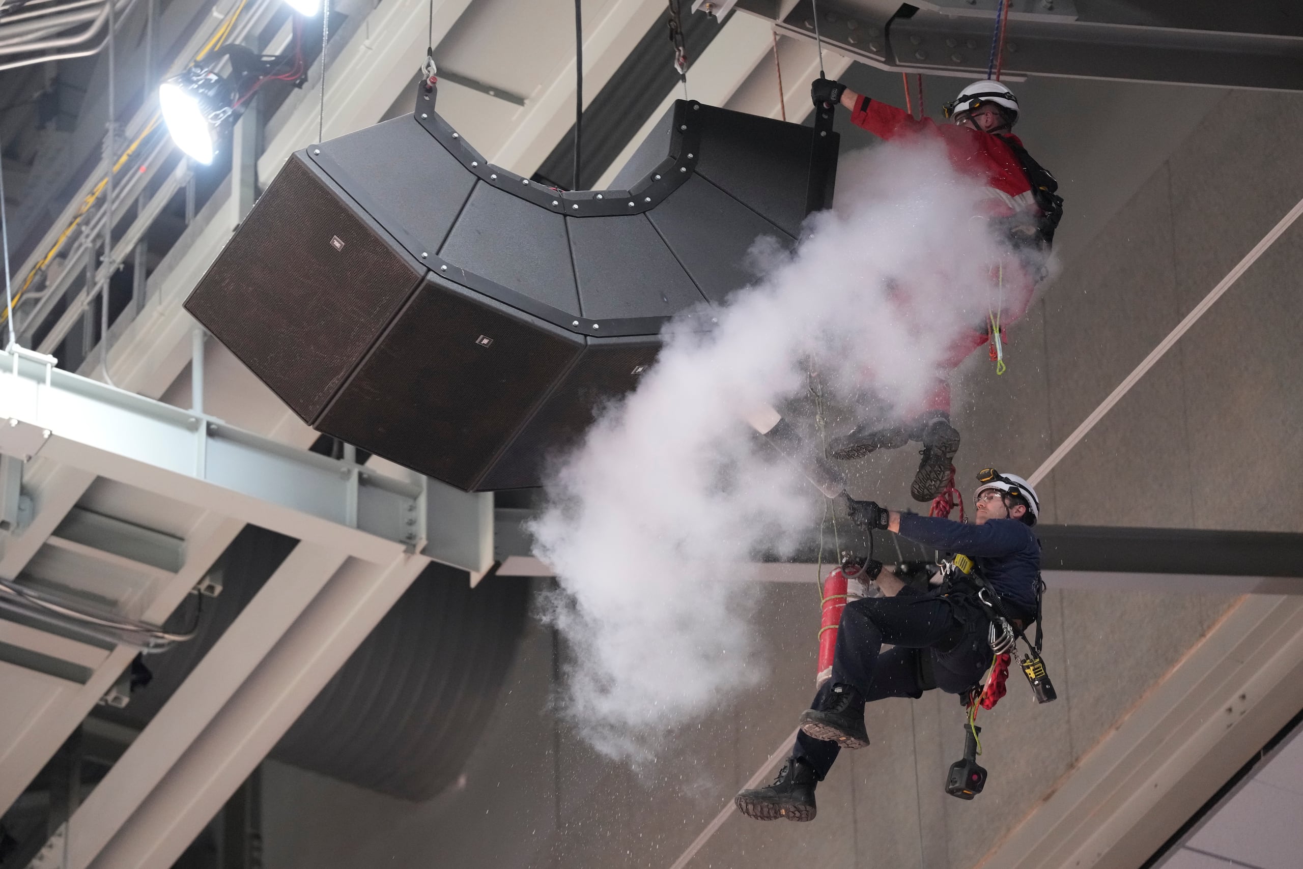 Bomberos utilizan un extintor en un área del techo del hogar de los Raptors de Toronto luego de que se evacuara el lugar en medio de un juego de la NBA el sábado.