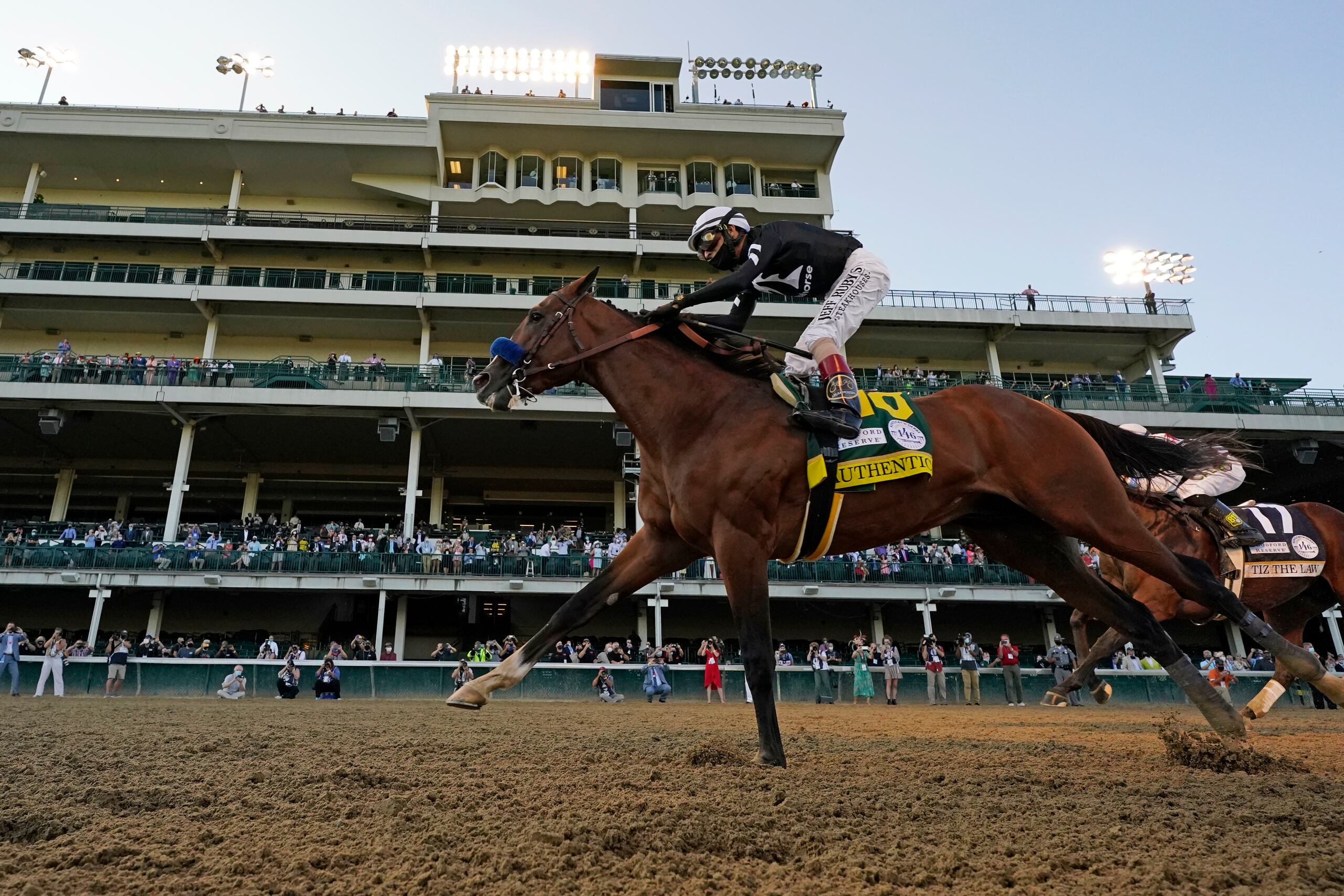 Hay analistas que indican que el factor para que Tiz the Law, al fondo, no lograra derrotar a Authentic en la meta es la pista de Churchill Downs, donde no ha logrado triunfos.