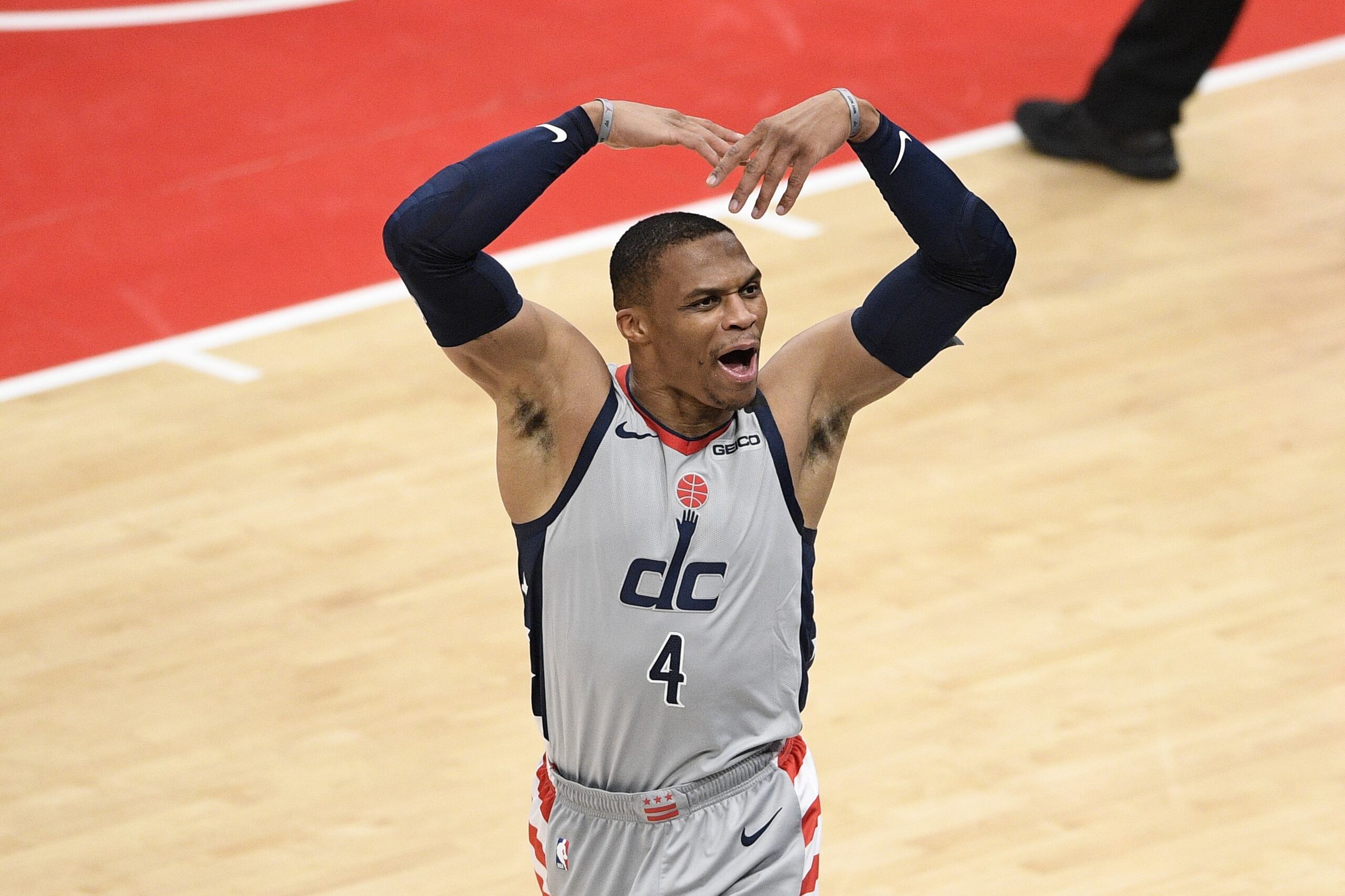 Russell Westbrook alienta a la fanaticada de Washington con los Wizards al frente contra los Pacers.