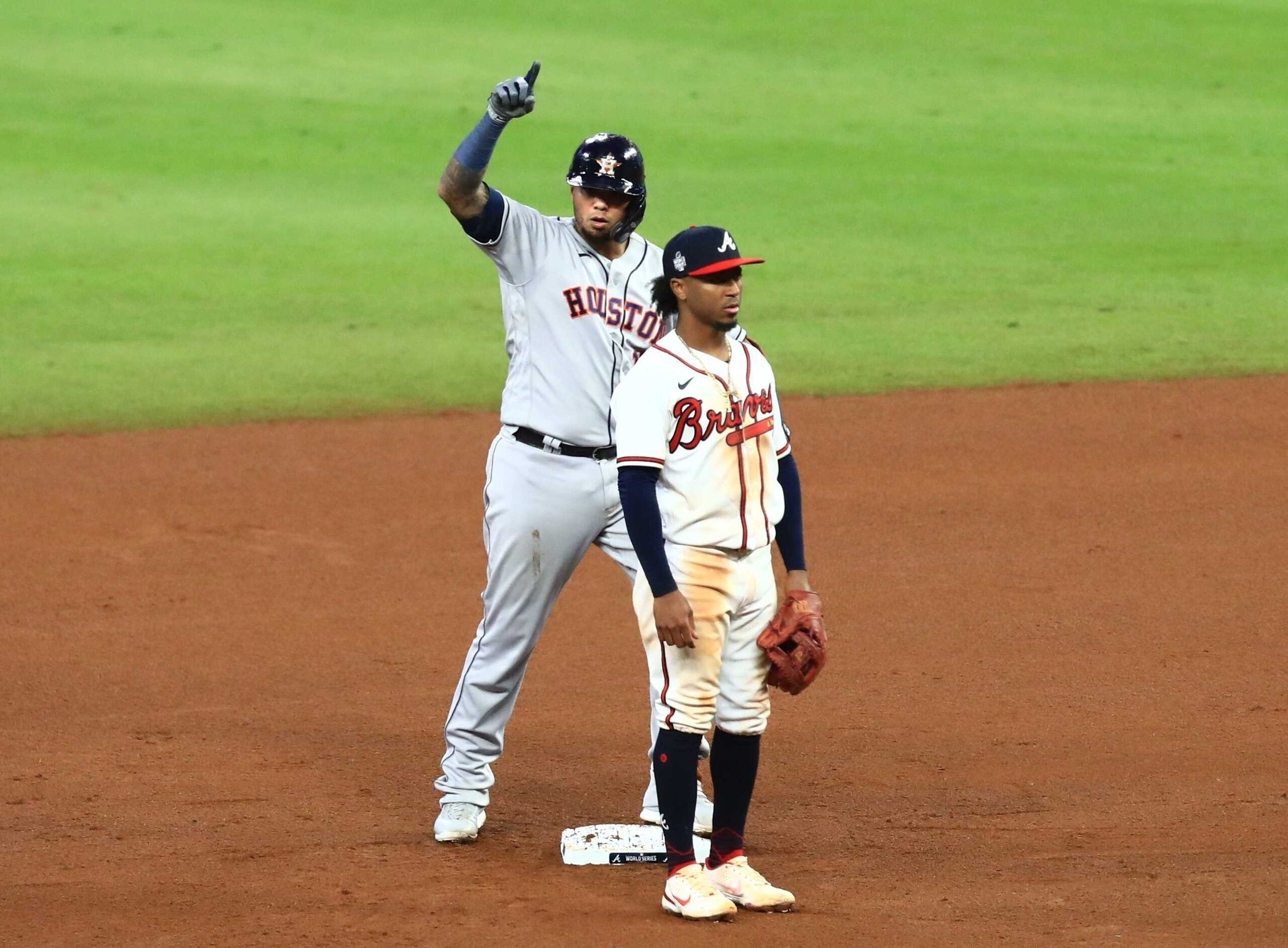 El receptor boricua Martín "Machete" Maldonado celebra tras su doble en la séptima entrada que empujó una carrera.