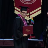 Universitarios entregan banderas de orgullo LGBTIQ+ al rector durante graduación