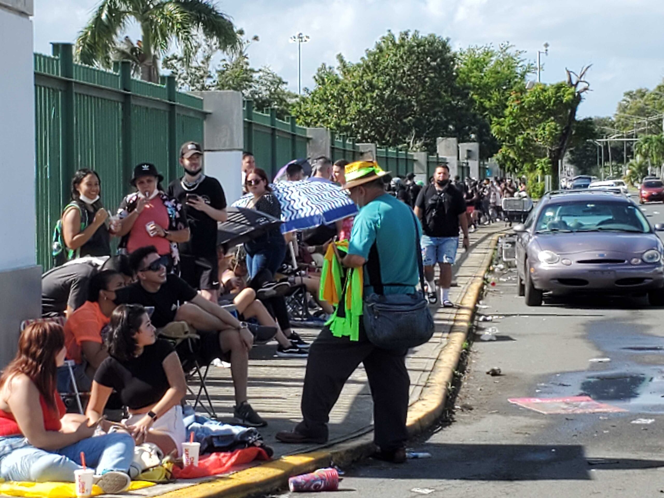 Fila para el concierto de Bad Bunny este sábado.