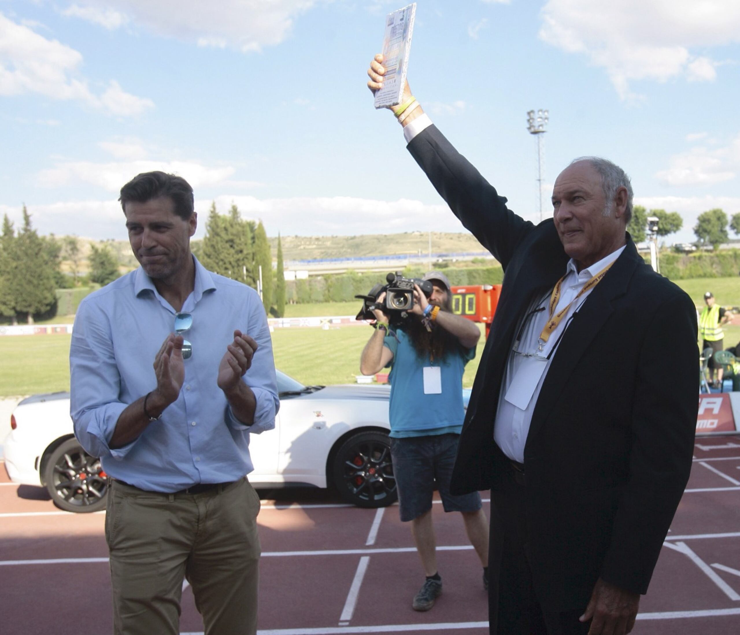 El cubano Alberto Juantorena, campeón olímpico de 400 y 800 en Montreal 1976, en esta foto de archivo recibe una placa de manos del presidente de la Federación Española de Atletismo, Raúl Chapado.