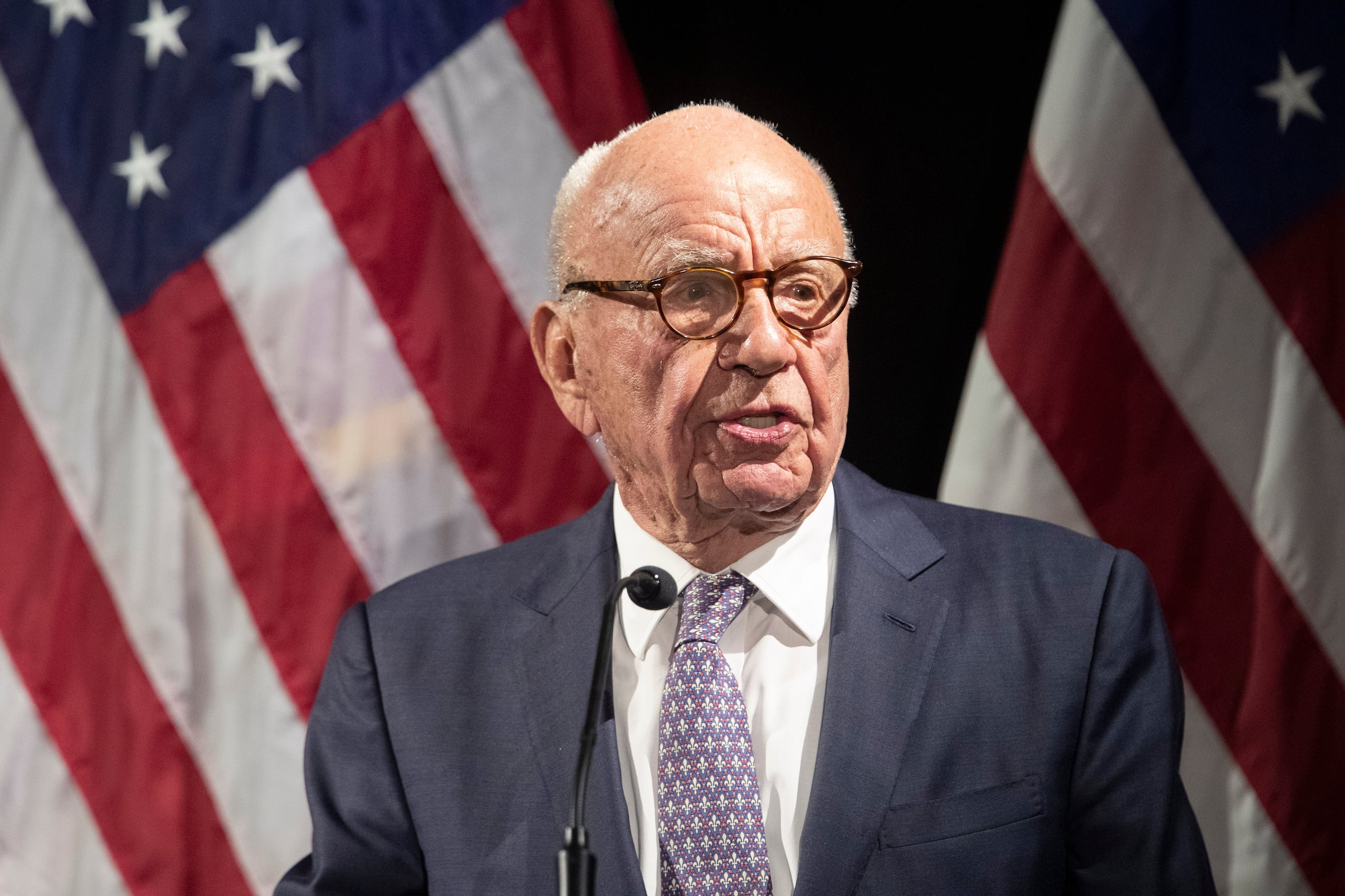 Las declaraciones de Rupert Murdoch, jefe de Fox Corp., ponen en duda las denuncias del expresidente Donald Trump tras tildar la contienda electoral pasada de fraudulenta.