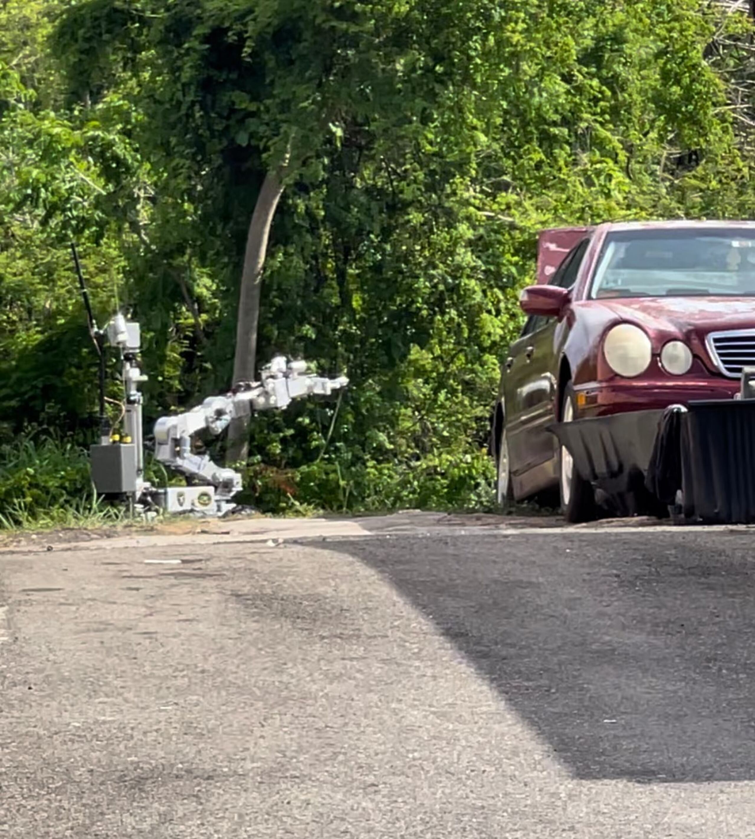 La División de Explosivos y Seguridad Pública removió una granada militar de fragmentación del baúl de un vehículo marca Mercedes Benz, en la carretera PR-113 del barrio Guayabo, en Isabela.