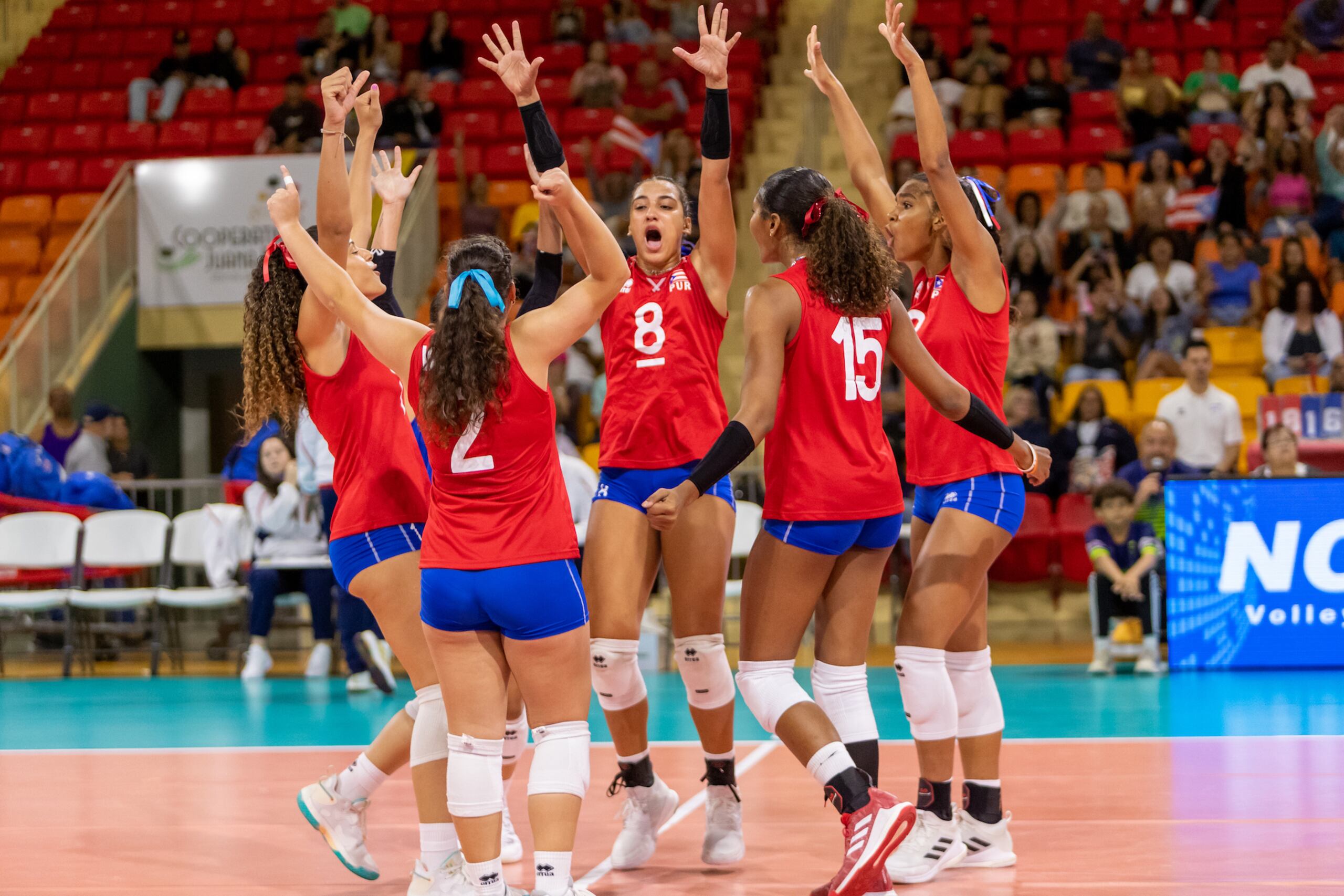 El equipo de Puerto Rico celebra su victoria sobre Canadá en la apertura del torneo.