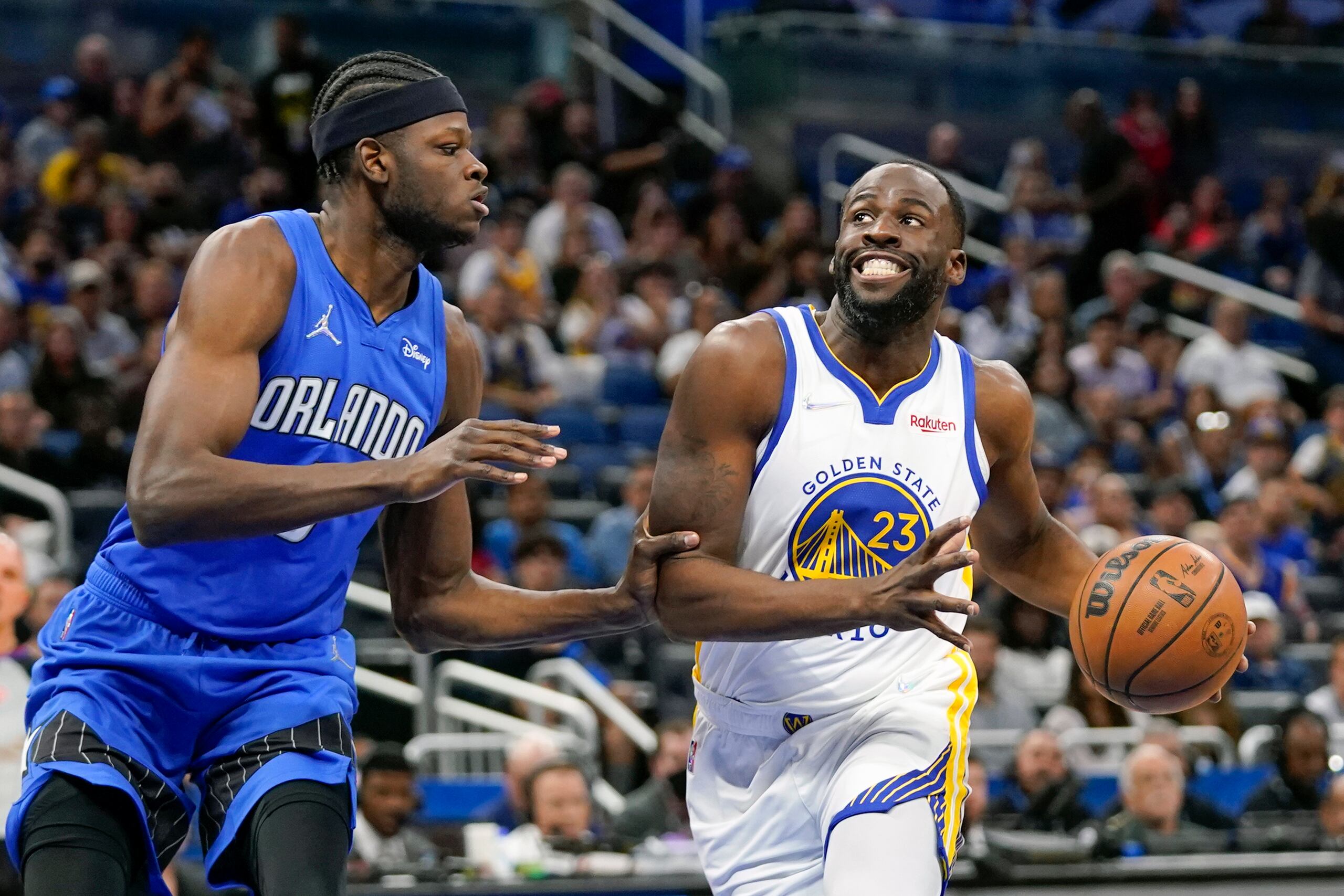 Draymond Green (23), alero de los Warriors de Golden State, fue multado por $25,000 por la NBA tras haber utilizado lenguaje soez contra un árbitro el domingo.