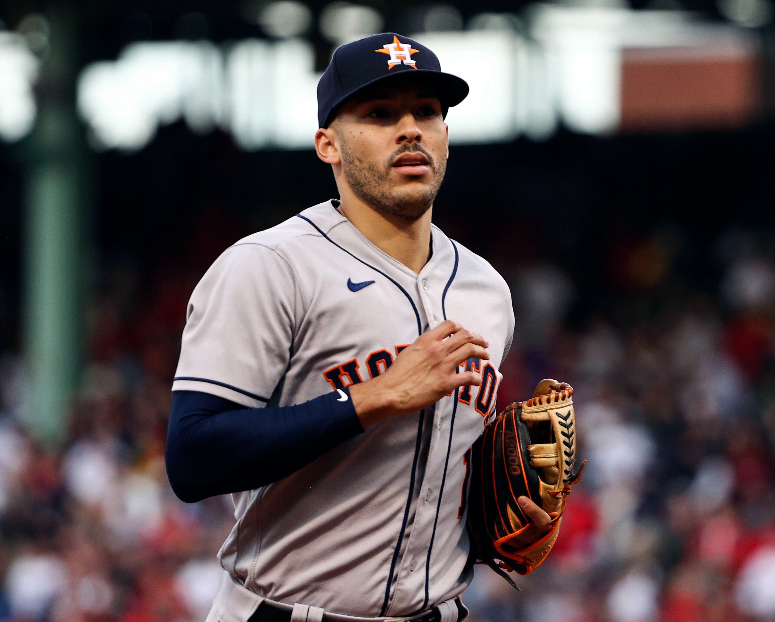 El campocorto boricua Carlos Correa regresa a ser la figura principal en el mercado de agentes libres de las Grandes Ligas luego de que se alcanzara un nuevo convenio colectivo el jueves.