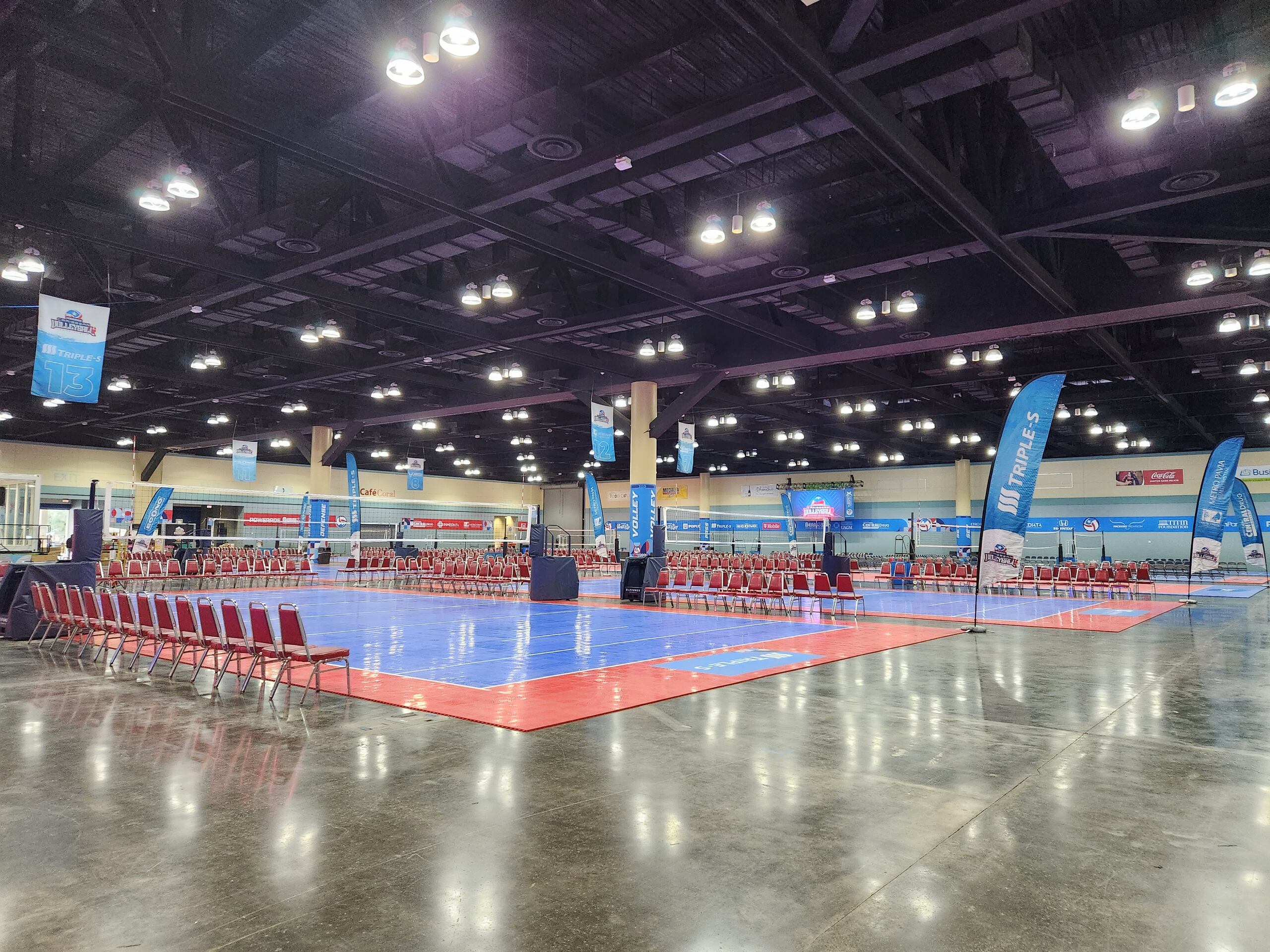 En el Centro de Convenciones se montaron 30 canchas de voleibol.