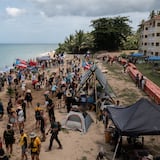 Manifestantes en Sol y Playa acceden a petición del DRNA para que condómines sean los que remuevan el muro