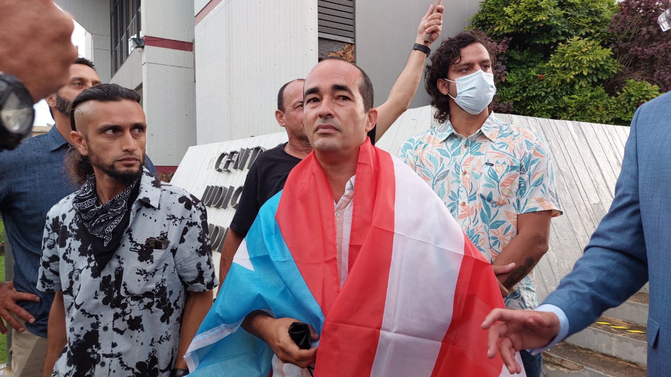 En el medio, envuelto en una bandera de Puerto Rico, Eliezer Molina.