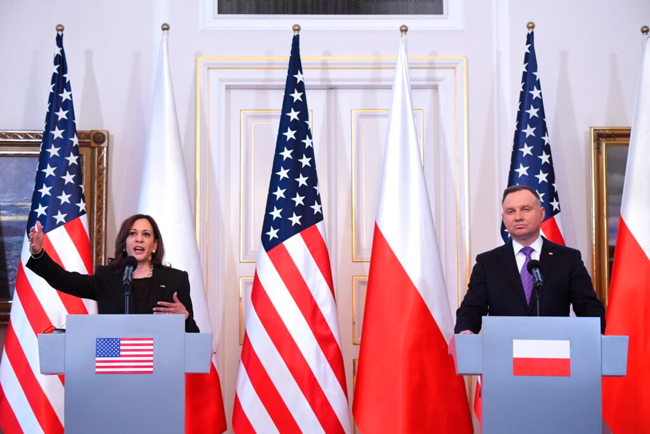 La vicepresidenta de Estados Unidos, Kamala Harris, y el presidente de Polonia, Andrzej Duda, durante una conferencia de prensa con motivo de su reunión en el Palacio Belwelder, en Polonia, el 10 de marzo de 2022.