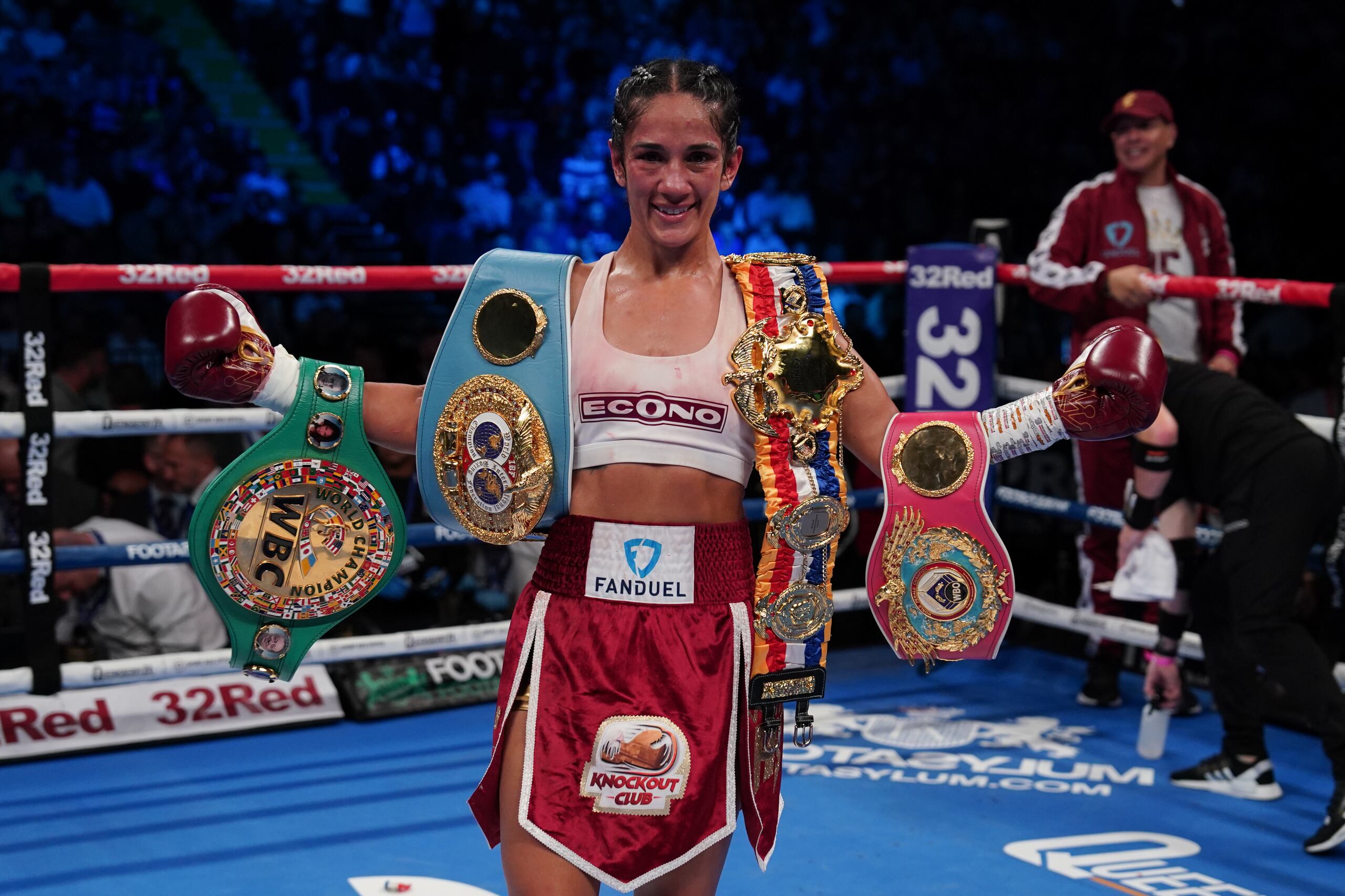 Amanda Serrano es la única puertorriqueña, hombre o mujer, en haber logrado ser campeona de boxeo en siete divisiones diferentes. Además persigue  el sueño de ser la primera en la rica historia del boxeo boricua en poder unificar títulos en una división.