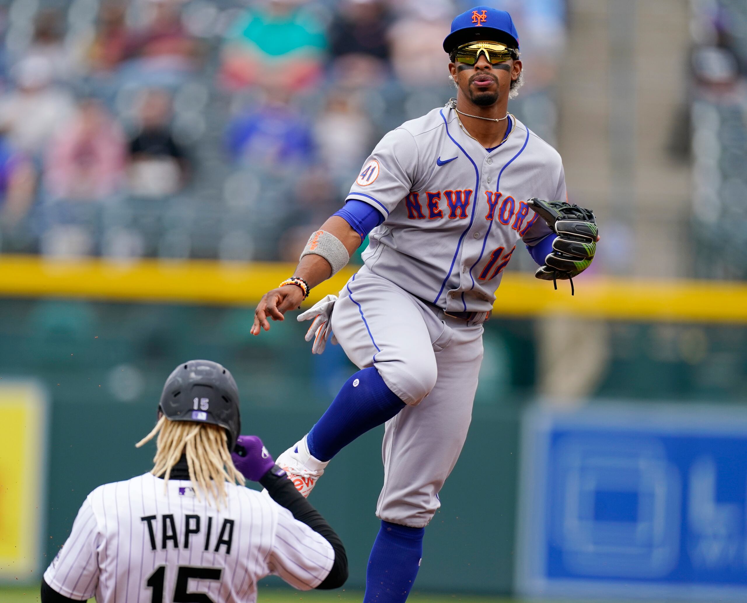 Francisco Lindor tiene el récord del mejor contrato firmado por un boricua en la historia. El mismo se pone en marcha en la temporada del 2022, aunque lo acordó antes del inicio de la campaña del 2021.