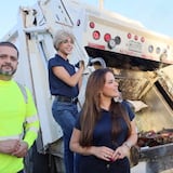 Saudy Rivera y Magda se convierten en recogedoras de basura