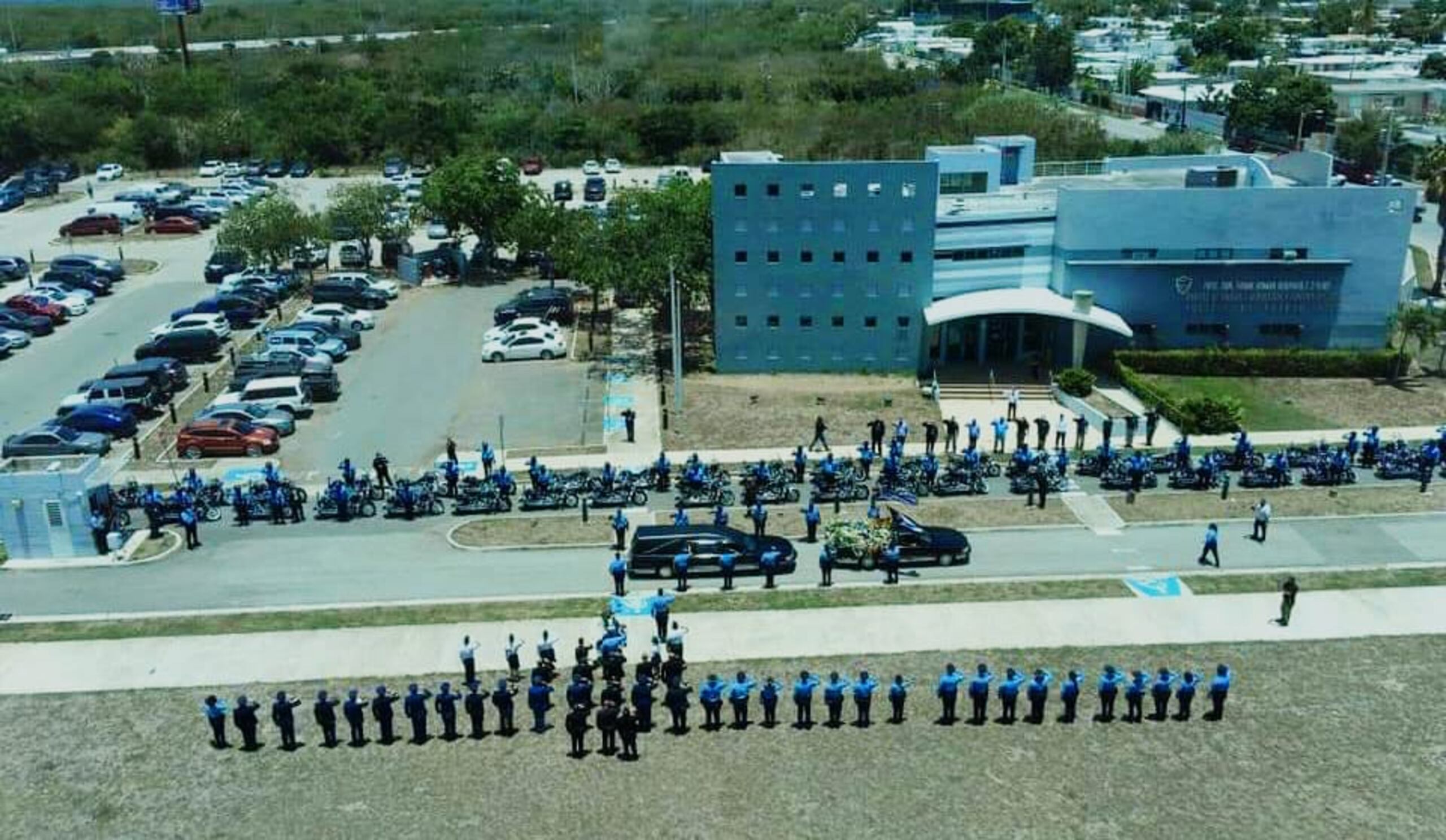 Decenas de policías y oficiales se despidieron del sargento Erasmo García Torres durante el paso del cortejo fúnebre frente a la comandancia de área de Ponce, en ruta hacia el cementerio donde descansarán sus restos.