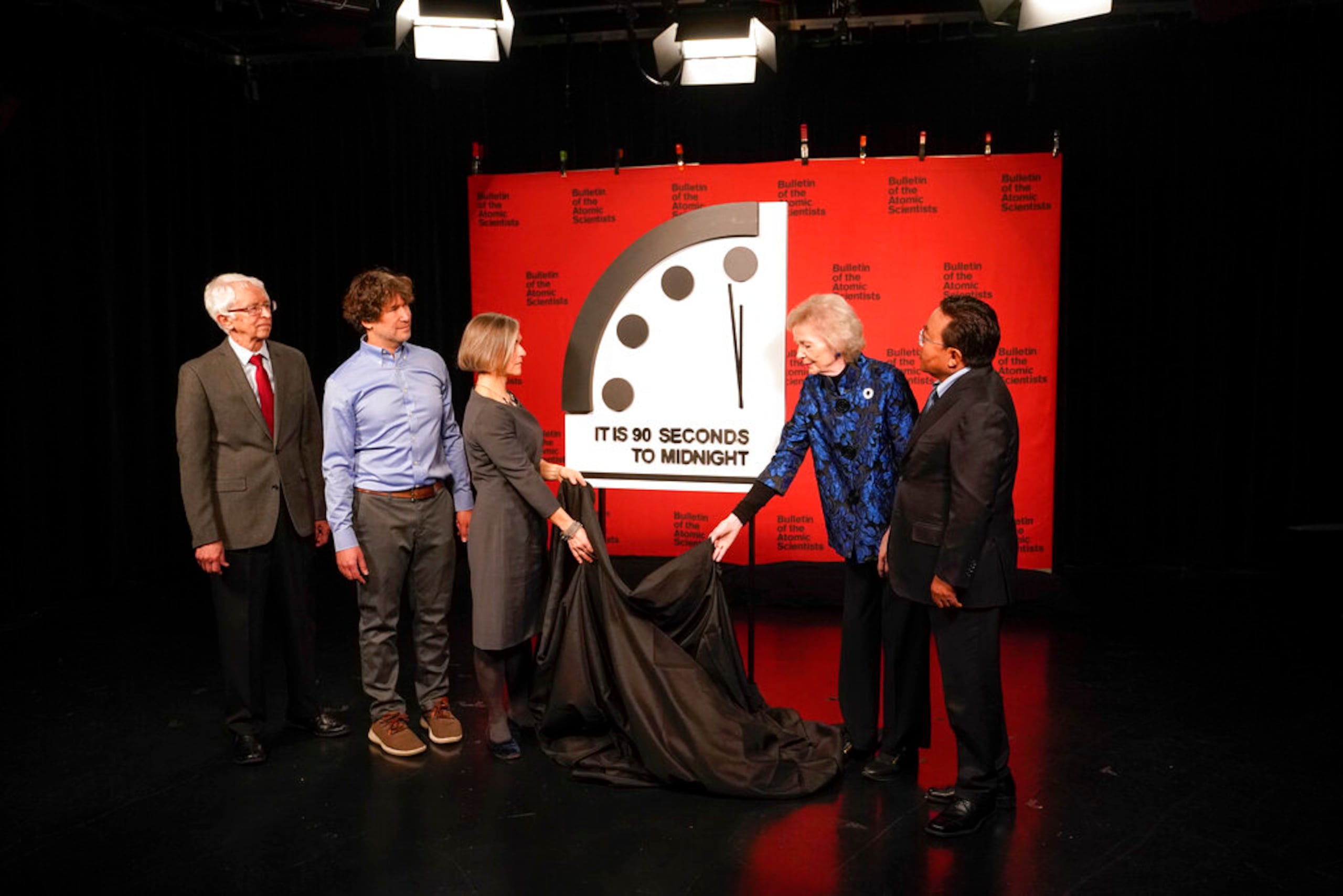 Siegfried Hecker, Daniel Holz, Sharon Squassoni, Mary Robinson y Elbegdorj Tsakhia con el Boletín de los Científicos Atómicos develaron la nueva hora del Reloj del Juicio Final este martes en el Club Nacional de Prensa, en Washington.