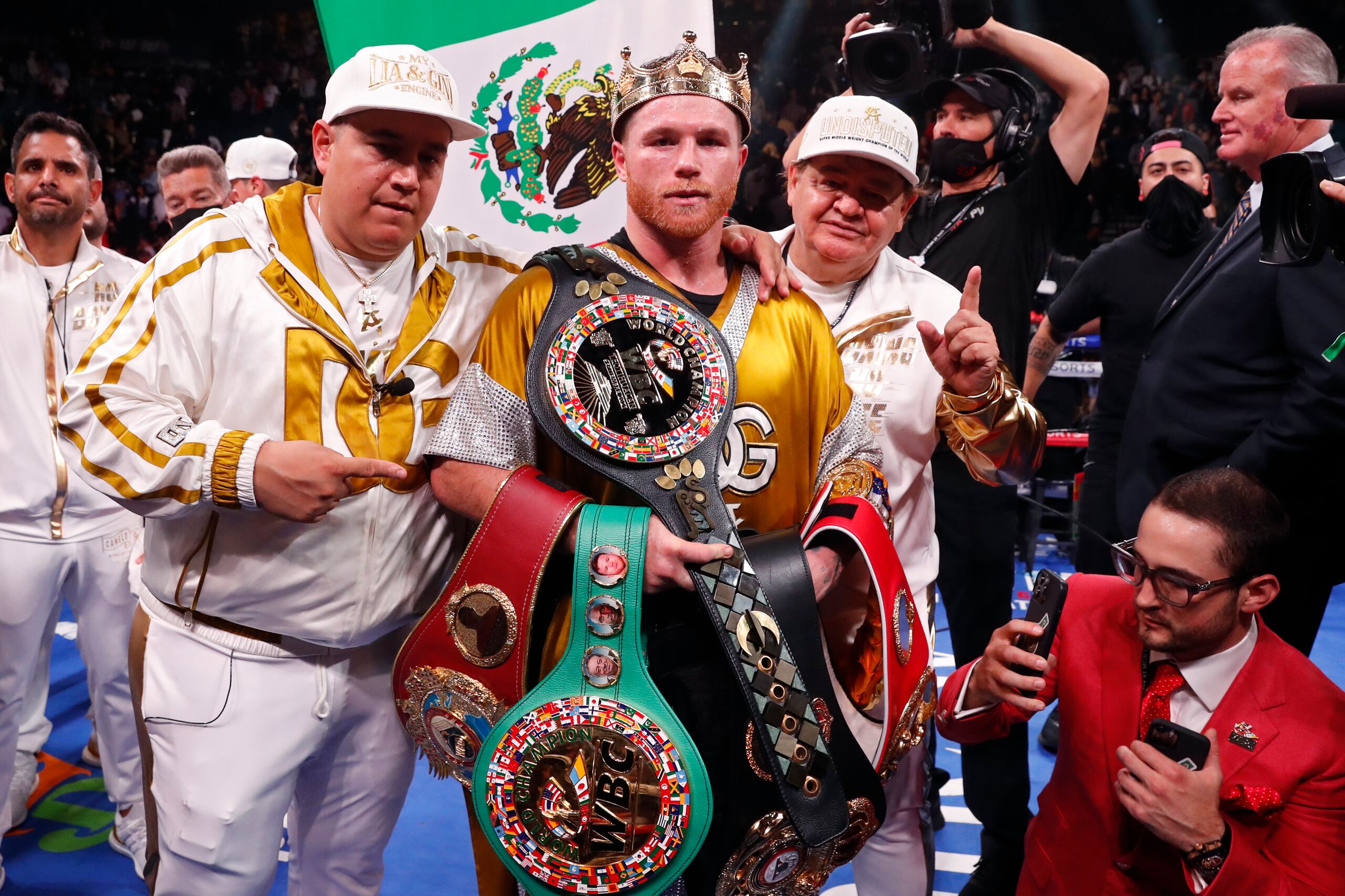 Canelo Alvarez con todas sus fajas supermedianas, rey absoluto del peso.