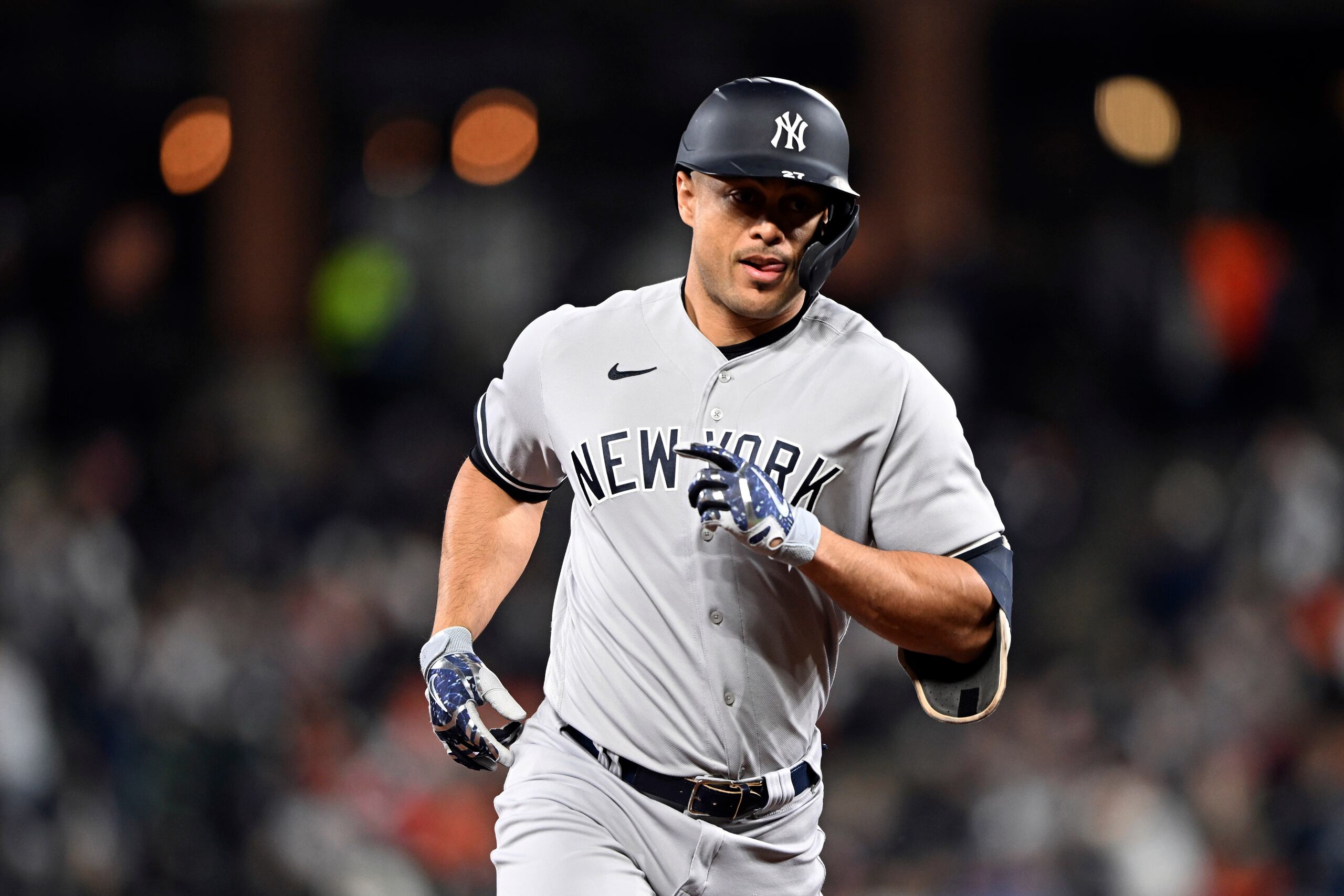 Giancarlo Stanton, de los Yankees de Nueva York, se lastimó el tendón de la corva derecha el sábado tras conectar un doble.