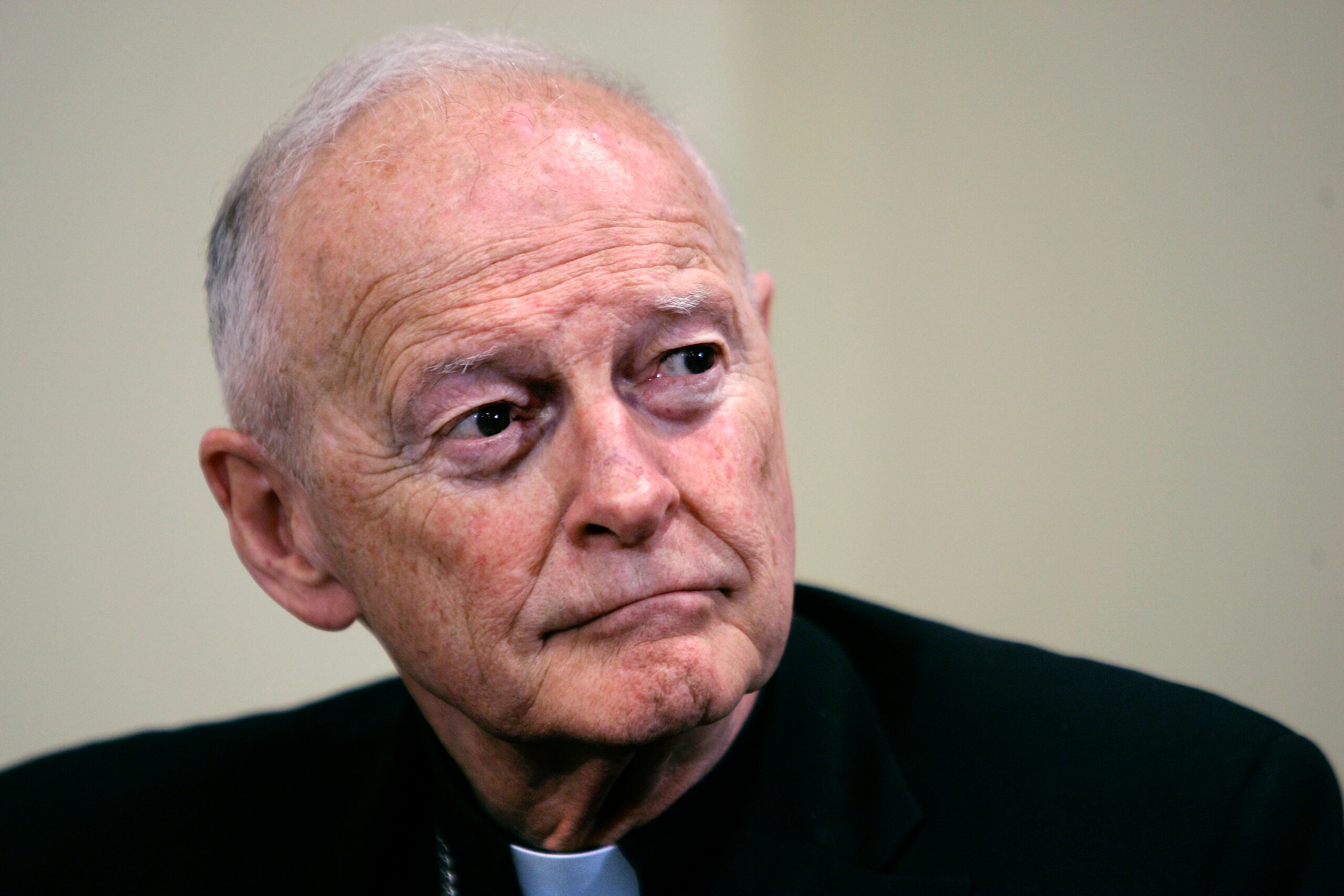 El exarzobispo de Washington, cardenal Theodore McCarrick, asiste a una conferencia de prensa.