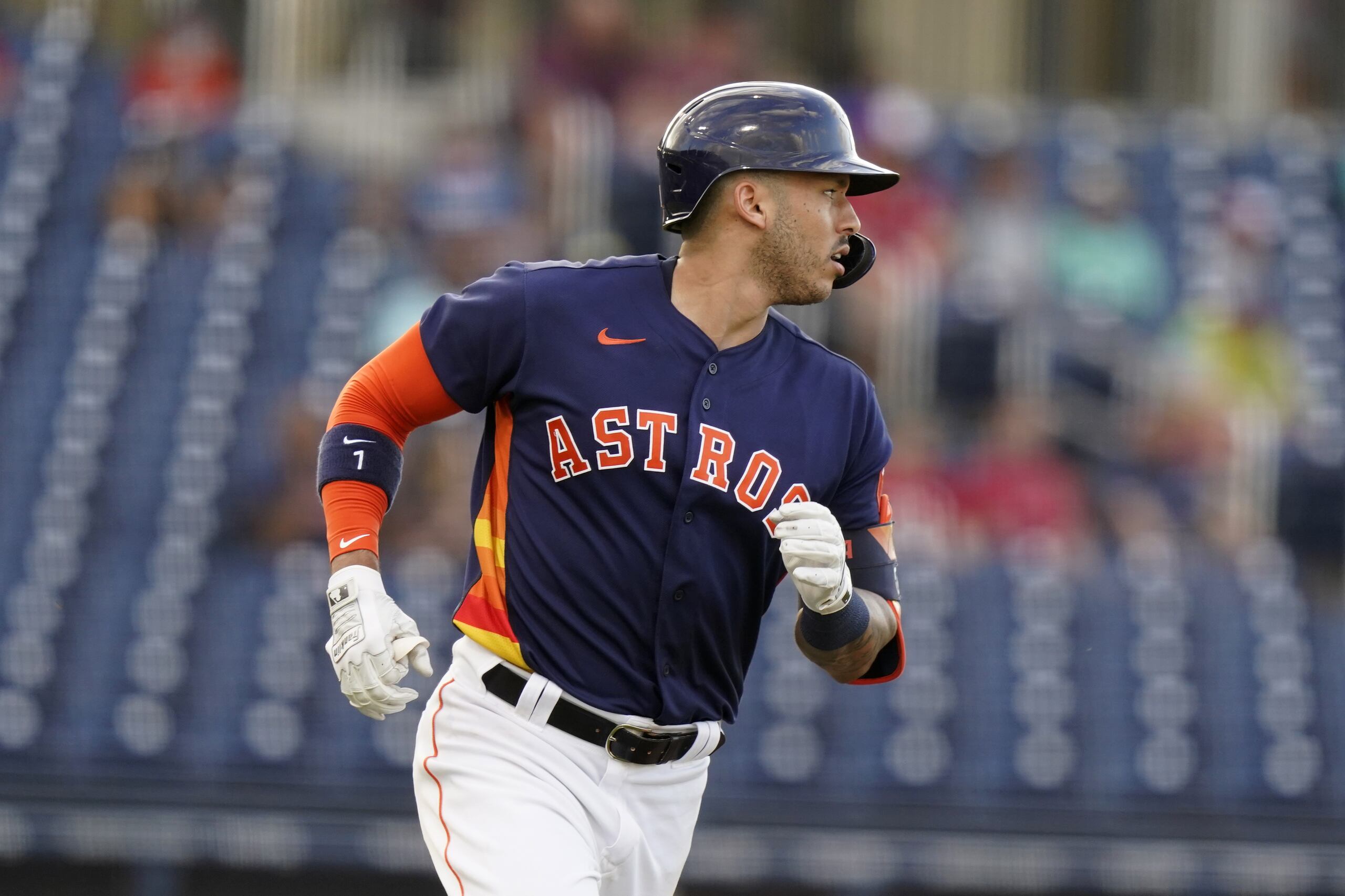 Carlos Correa durante la acción de pretemporada de Grandes Liga en 2021.