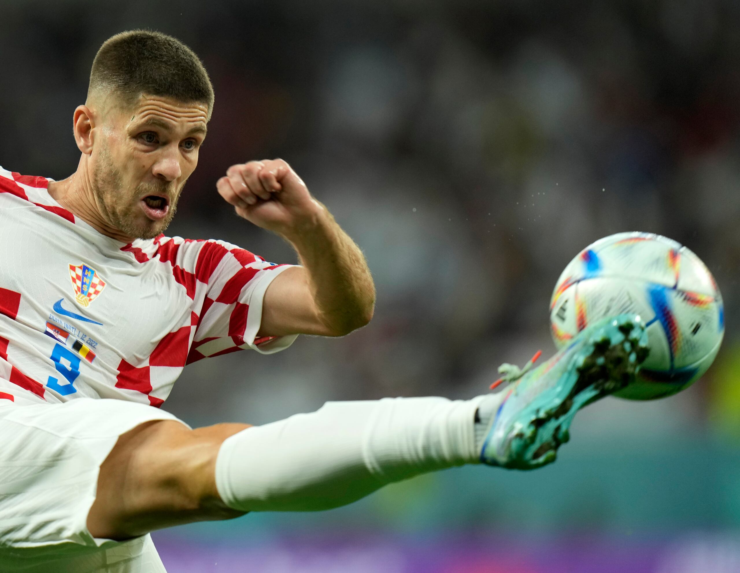 Andrej Kramaric, de la selección de Croacia, patea el balón durante el partido contra Bélgica, en el grupo F de la Copa del Mundo.