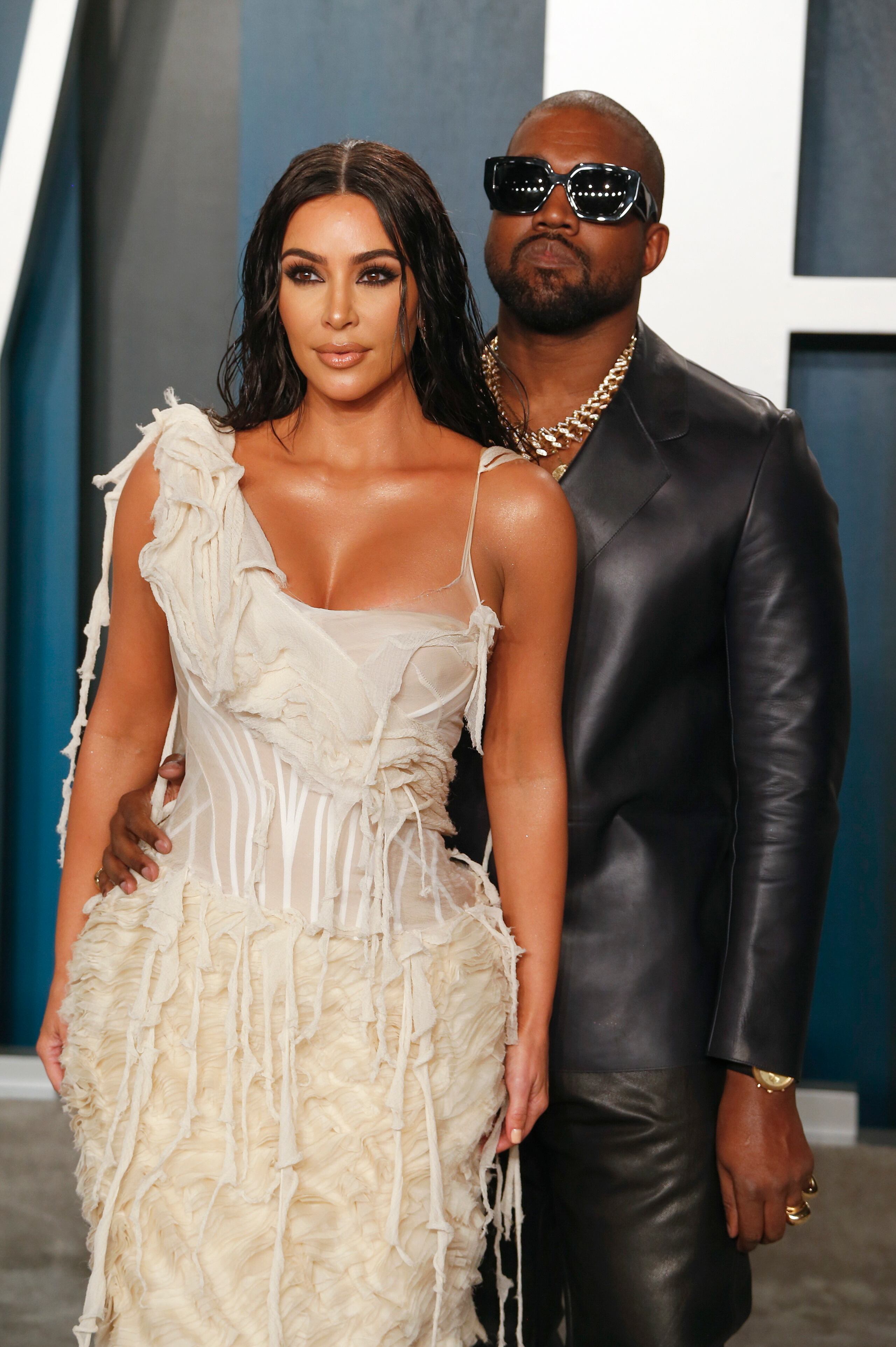 Kim Kardashian y al rapero Kanye West a su llegada para la fiesta Vanity Fair, en Beverly Hills, California.