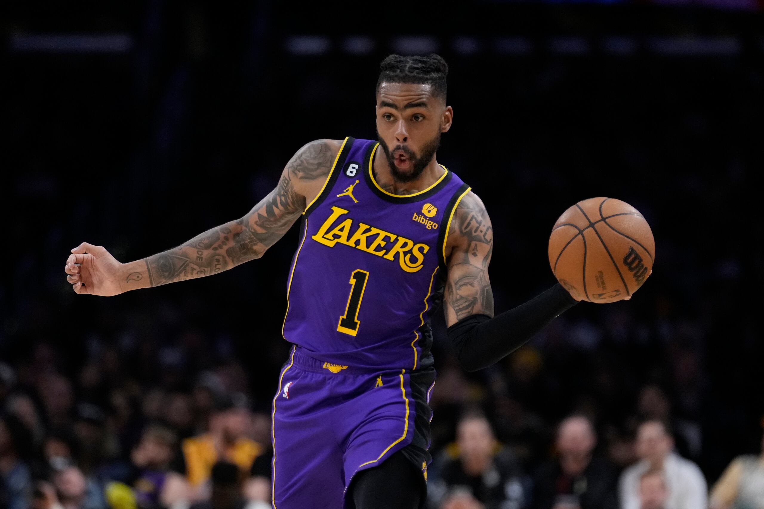 D'Angelo Russell (1), de los Lakers de Los Ángeles, realiza un pase en la primera mitad del partido contra los Raptors de Toronto.