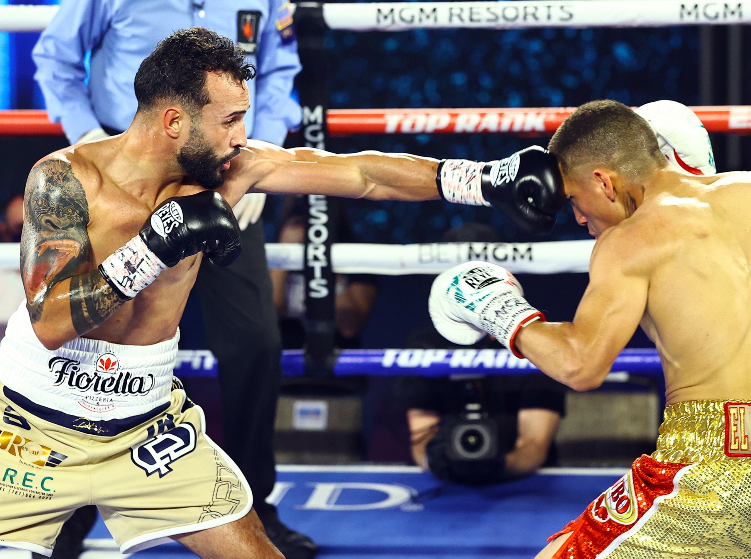 Christopher Díaz (izquierda) castiga a Jason Sánchez con un jab.