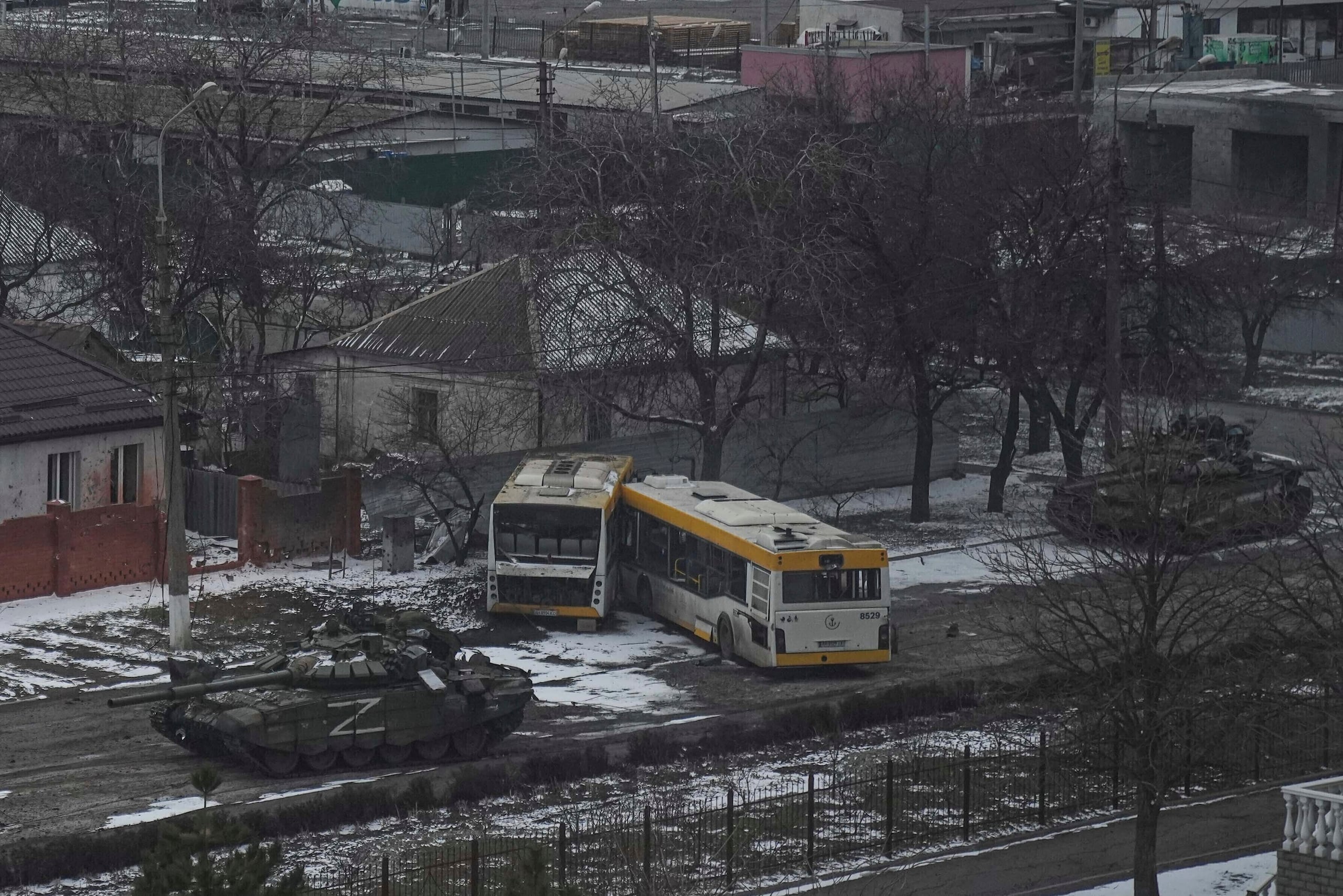 Cruz Roja indicó que sus equipos viajaban hacia Mariúpol con suministros médicos y de ayuda y confiaban en ayudar a sacar civiles de la maltrecha ciudad el viernes.