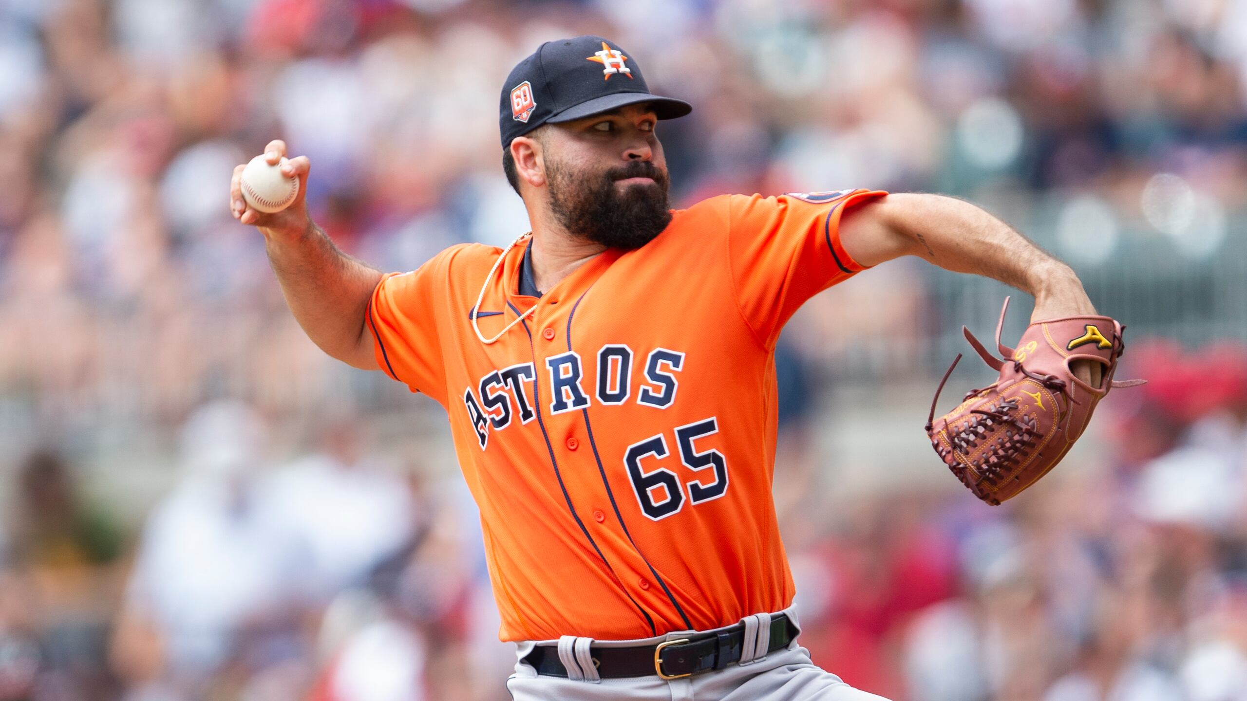 José Urquidy de los Astros de Houston lanza ante los Bravos de Atlanta, el domingo 21 de agosto de 2022.