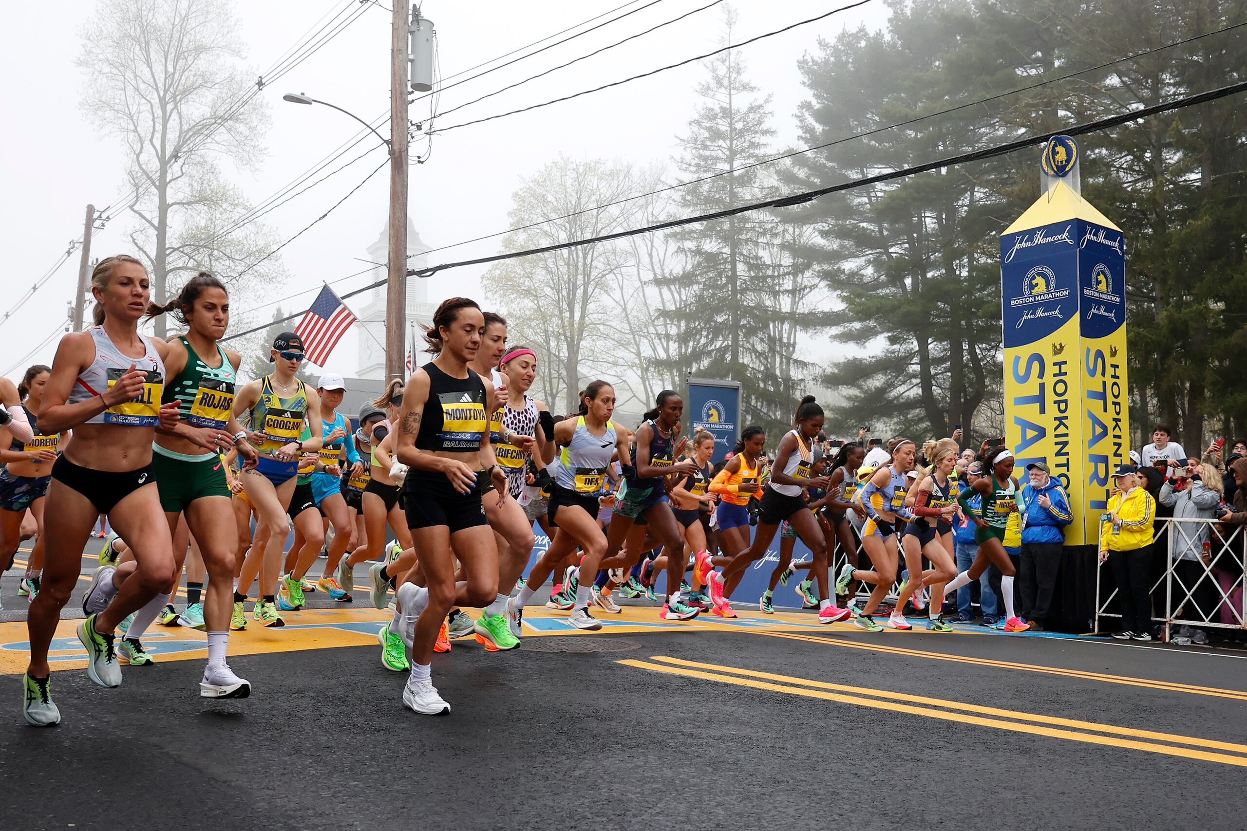 El grupo de corredoras elites salen a correr al disparo para la edición 127 del Maratón de Boston.