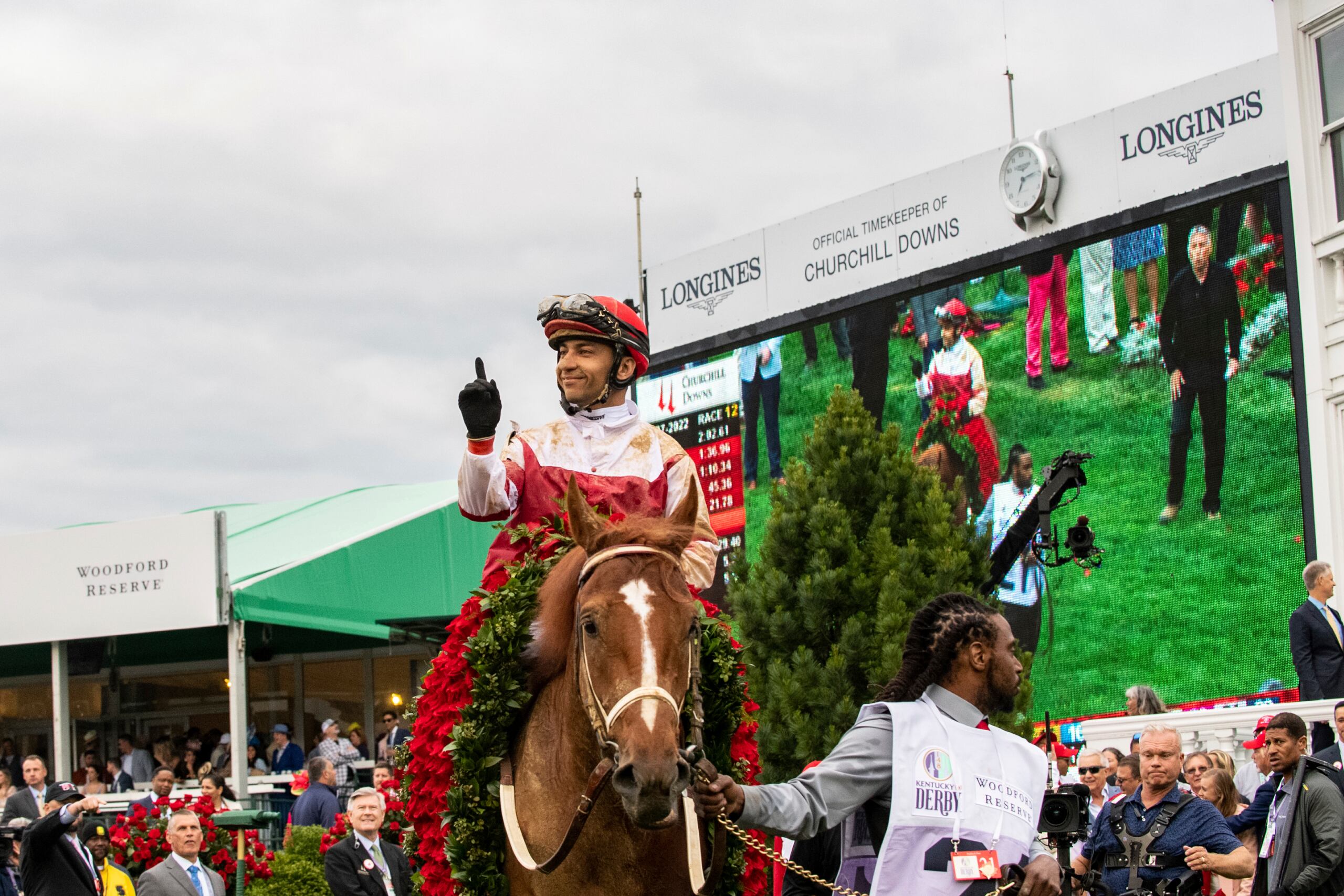 En una imagen distribuida por el fabricante suizo de relojes Longines, el jinete venezolano Sonny León festeja montando a Rich Strike al coronarse en la 148va edición del Kentucky Derby, el sábado 7 de mayo de 2022, en Churchill Downs, en Louisville, Kentucky.