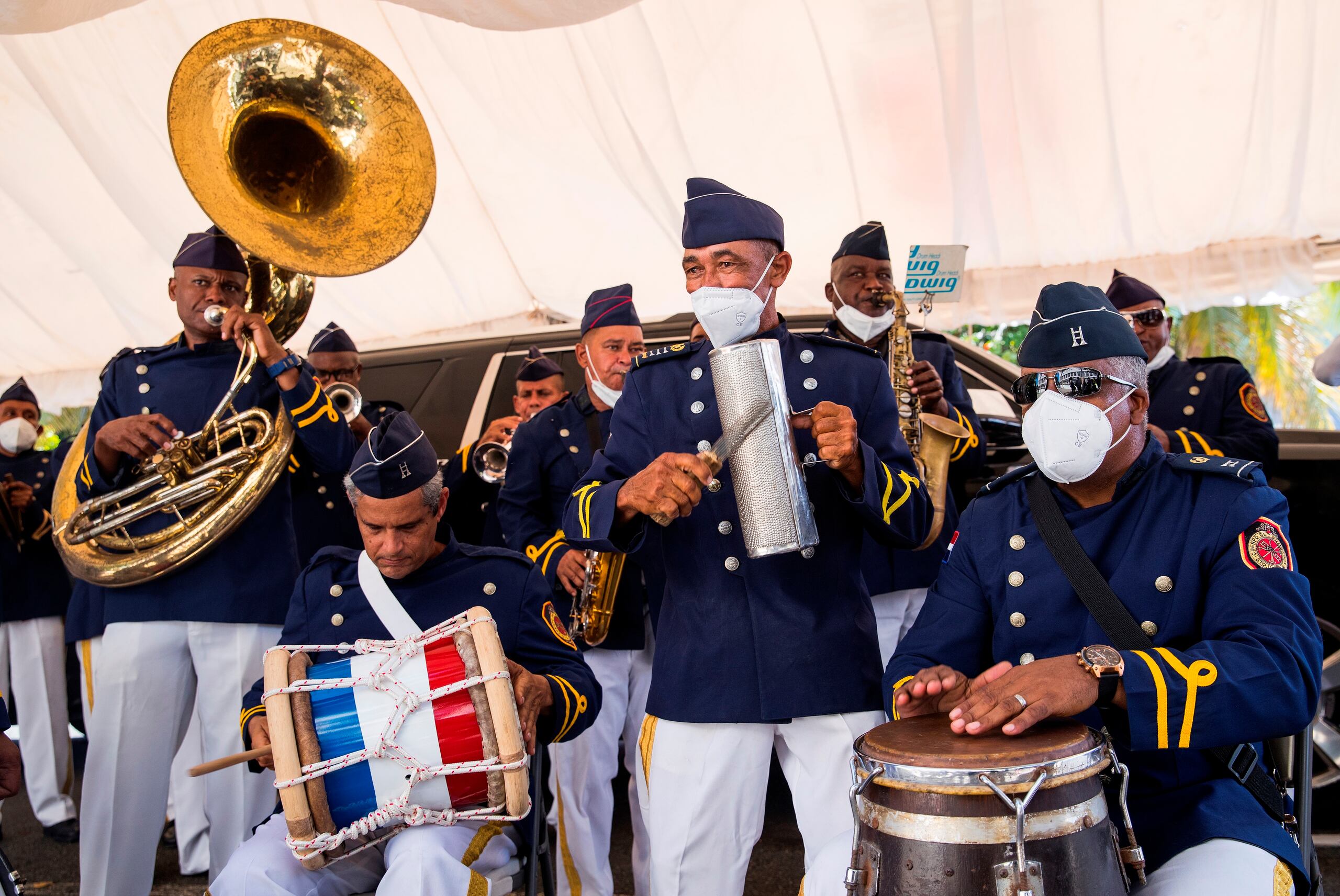 Miembros de la banda de música del Cuerpo de Bomberos interpretan algunos de los temas populares del fallecido merenguero Johnny Ventura, durante la ceremonia de homenaje realizada en la Alcaldía del Distrito Nacional hoy, en Santo Domingo (República Dominicana). EFE/ Orlando Barría
