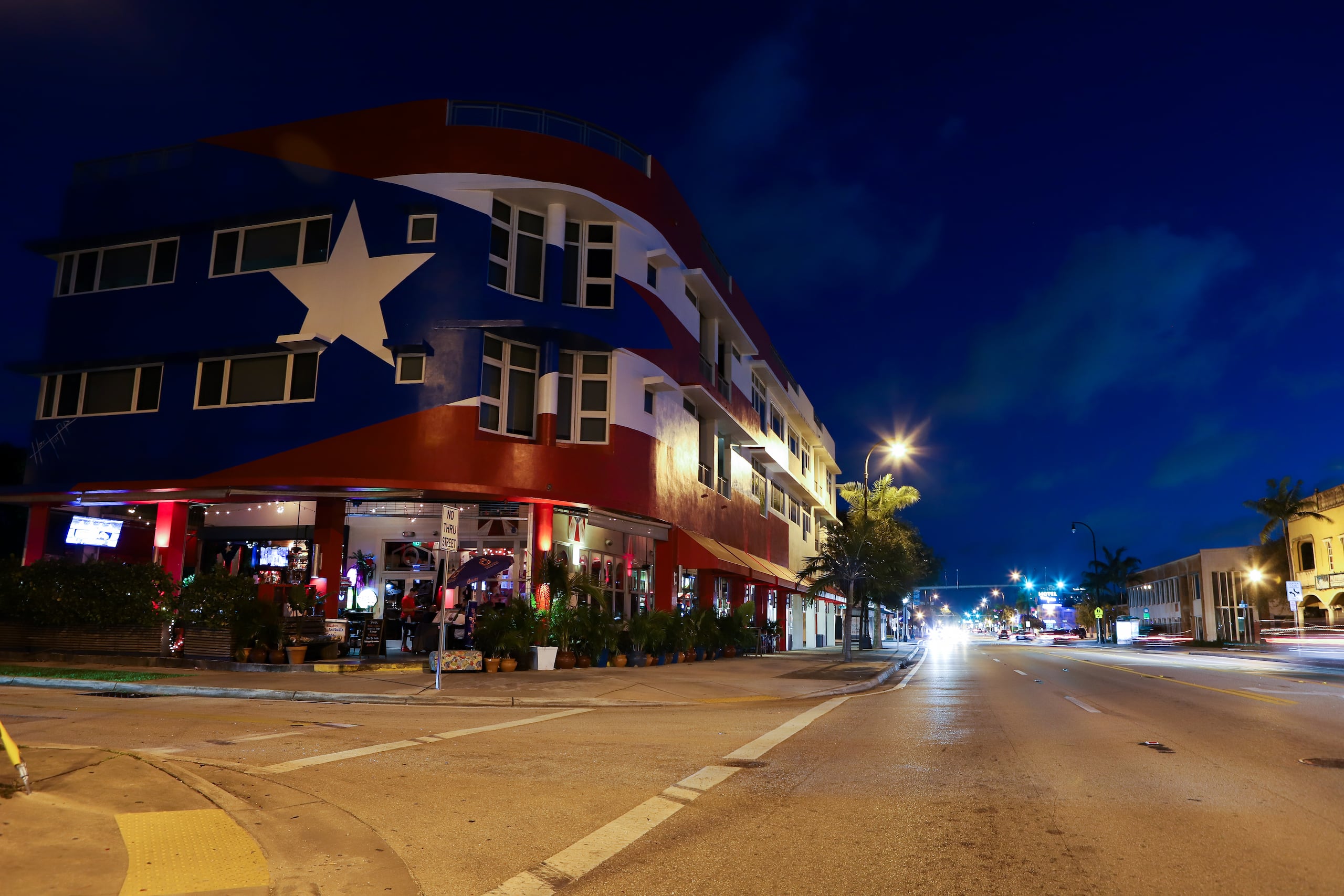 La Placita de Miami, que buscaba traer el sabor irresistible de la cocina típica puertorriqueña, enfrentó múltiples problemas por pintar un mural de la bandera monoestrellada en un edificio que se clasificaba como histórico.