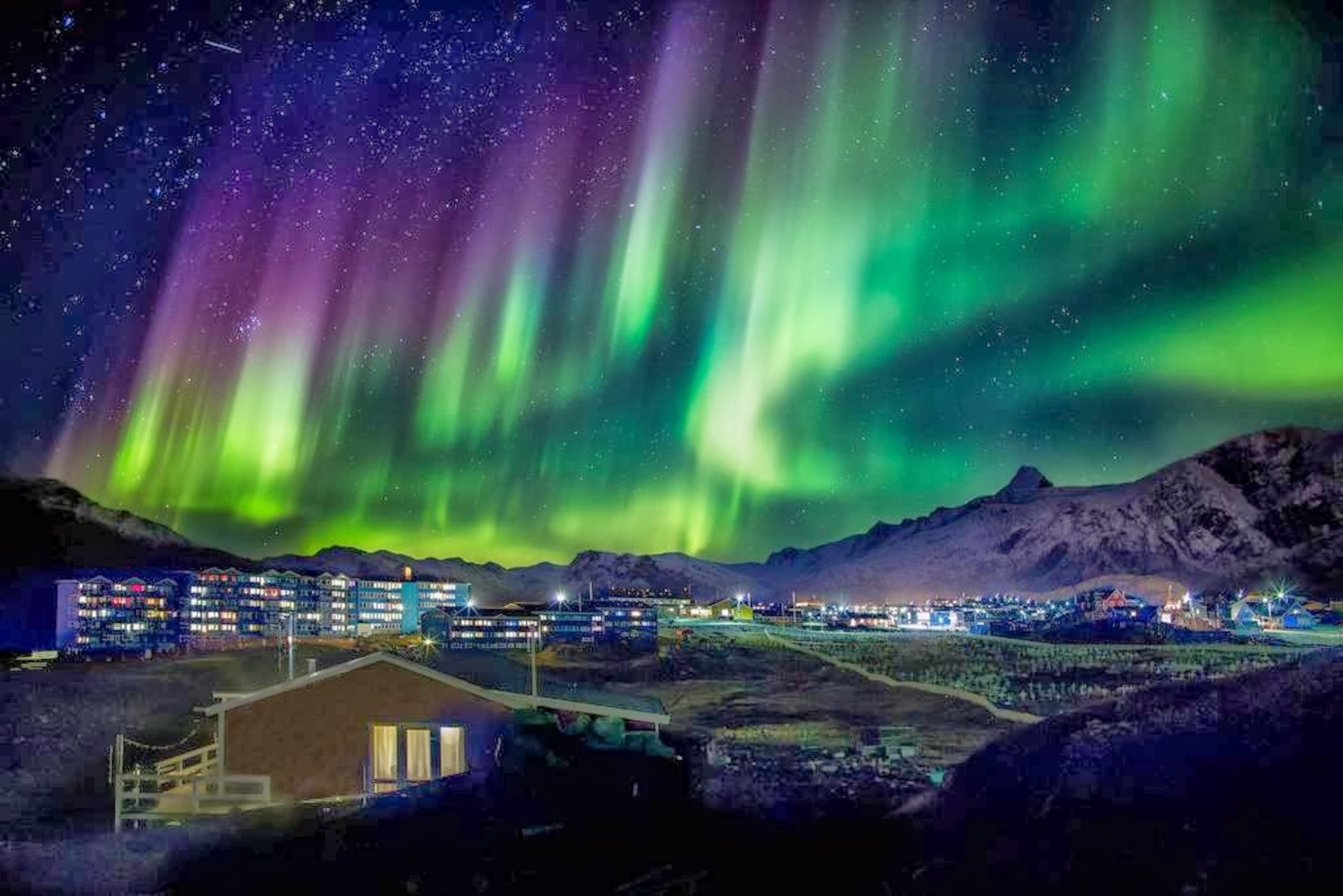 Aurora Boreal en Groenlandia, país con una capa de hielo que cubre aproximadamente el 80% de la superficie. (chambre237.com)