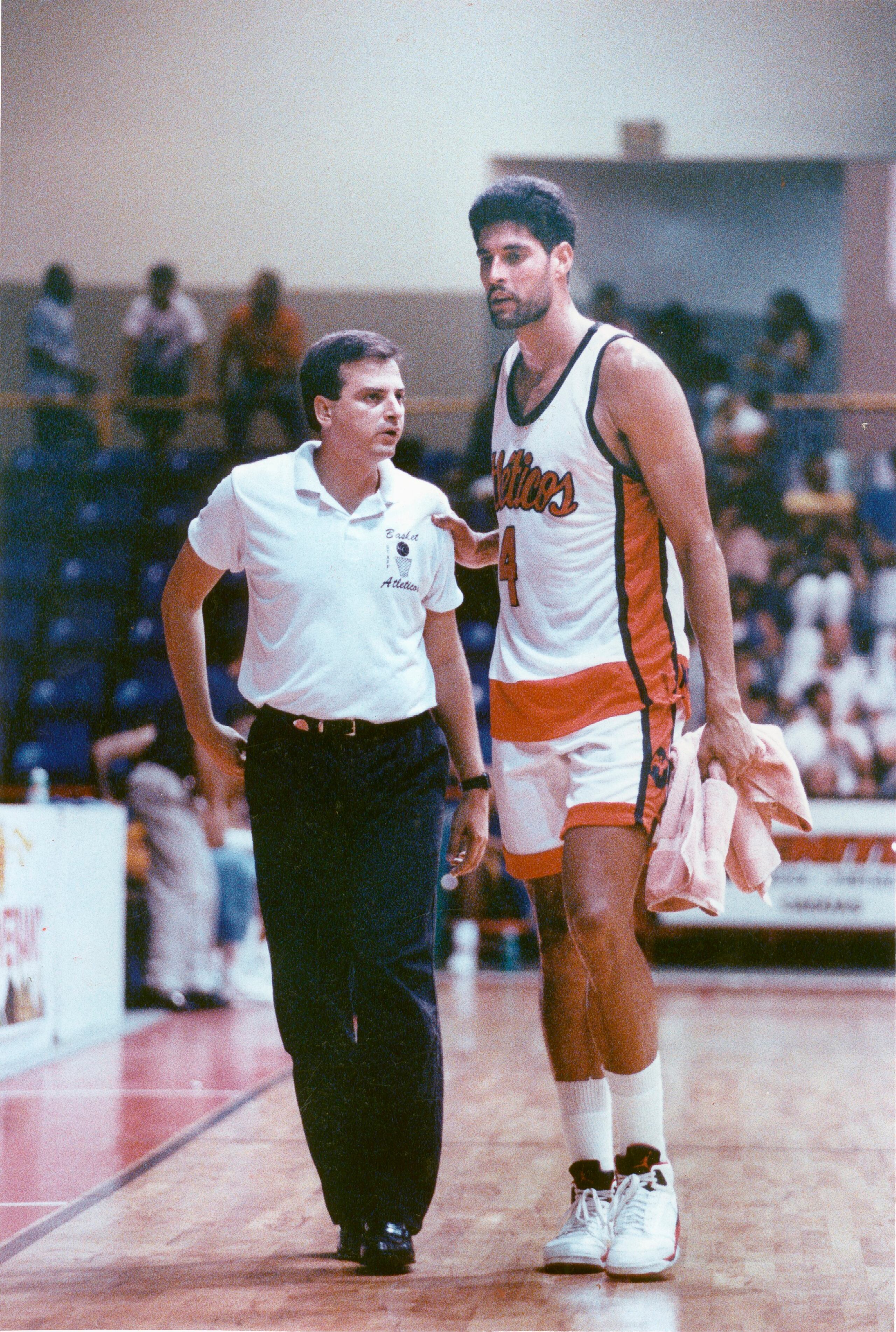 Carlos Morales le imparte una instrucción a Piculín Ortiz cuando lo dirigió en San Germán en el 1994.