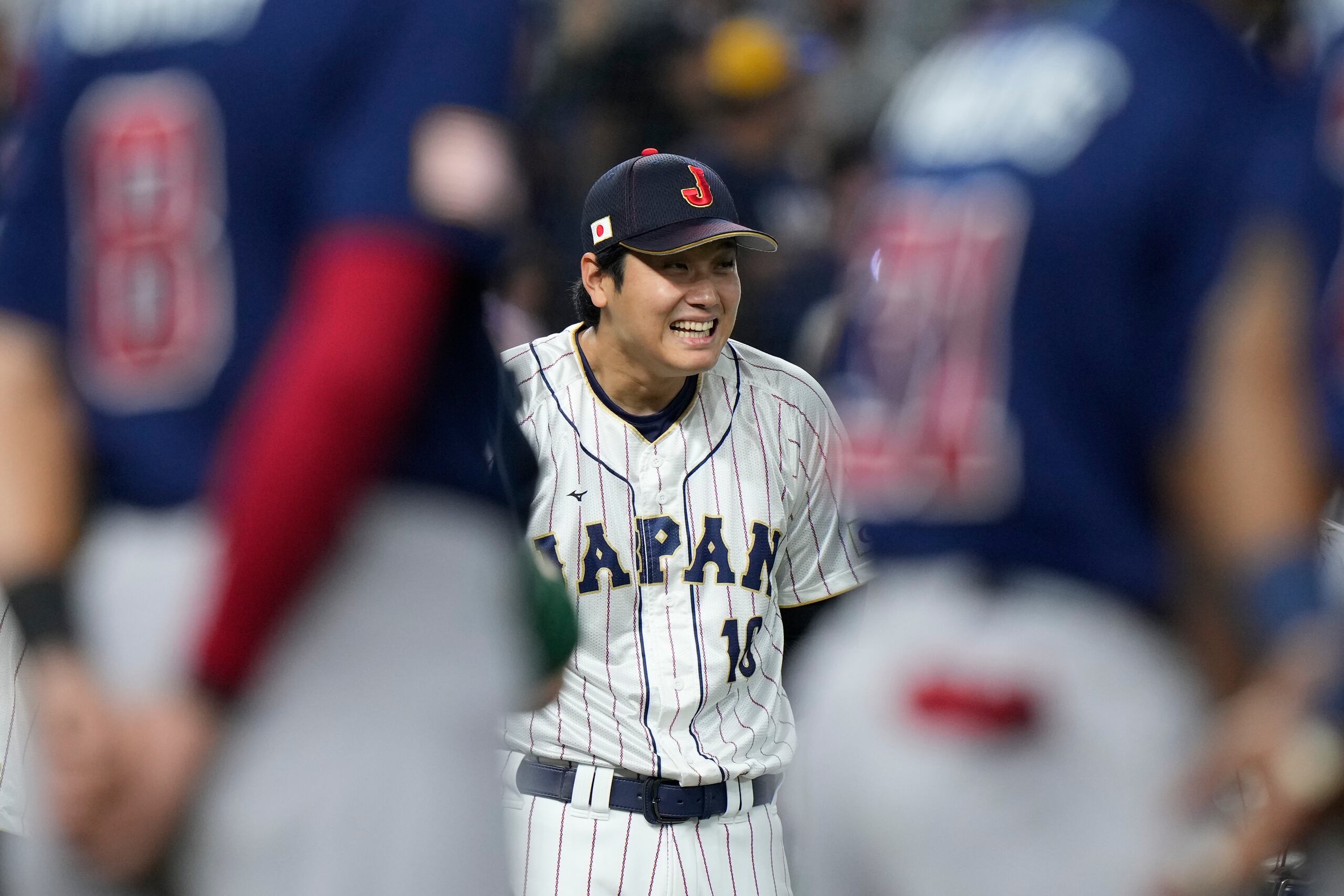 El japonés Shohei Ohtani (16) sonríe en la presentación de los jugadores previo a la final contra Estados Unidos en el Clásico Mundial de Béisbol.