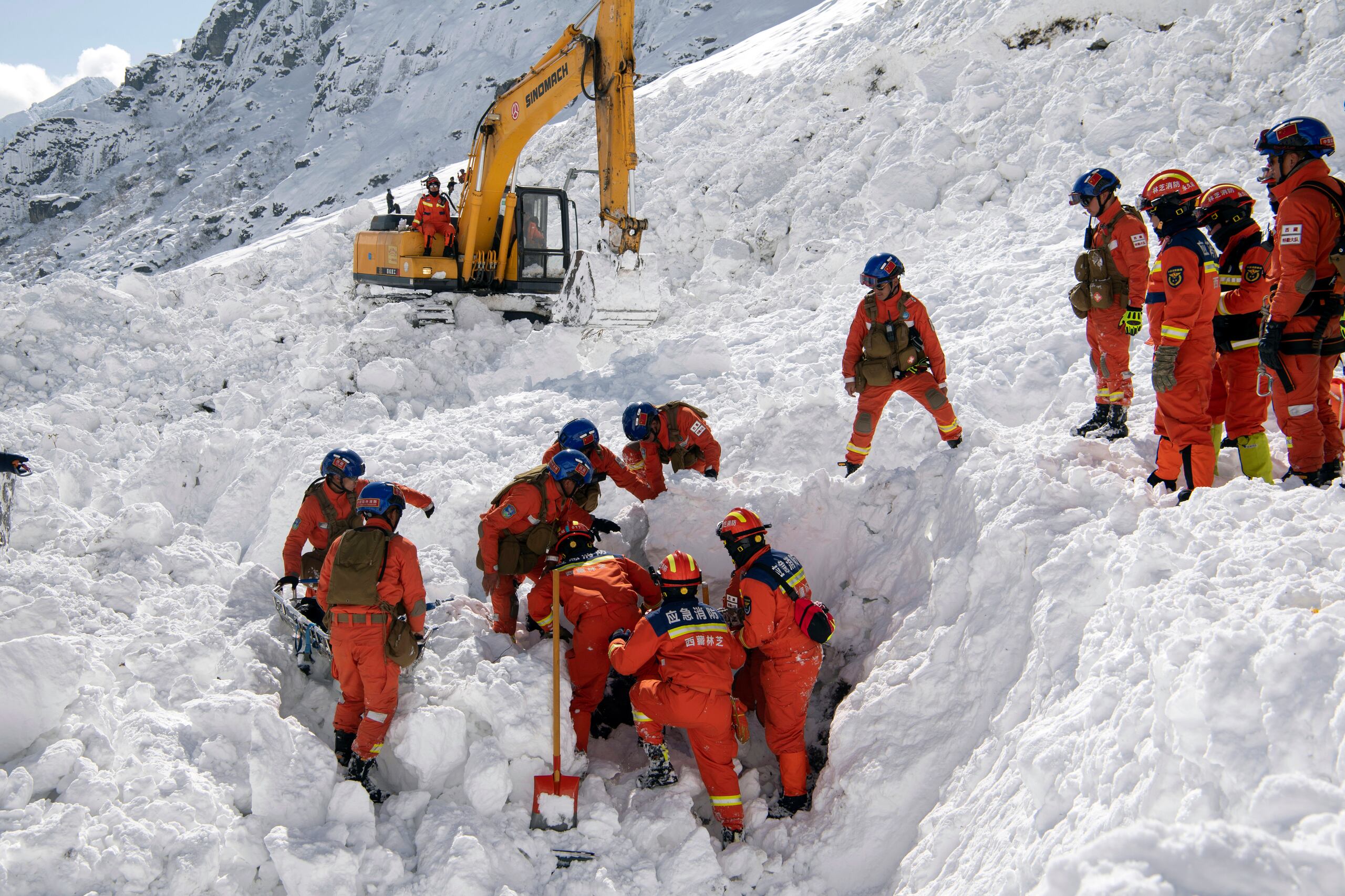 Socorristas buscaban ayer sobrevivientes tras la avalancha del martes en el sureste del Tíbet, China.